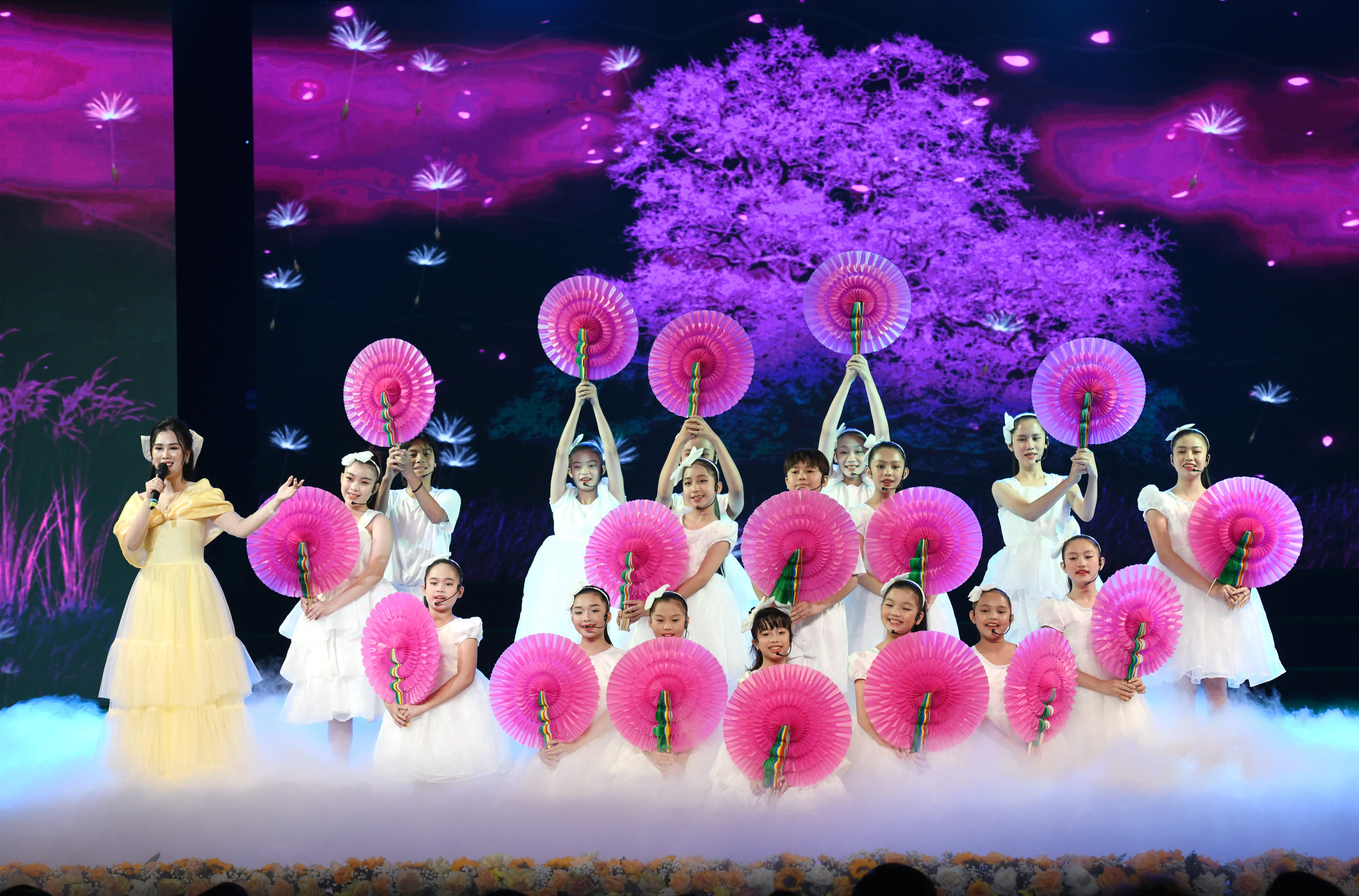 Trong thời lượng 90 phút, chương trình mang đến không gian nghệ thuật được dàn dựng công phu, với nhiều ca khúc mừng Đảng, mừng Xuân, thể hiện tình yêu quê hương, đất nước và tinh thần tương thân, tương ái của dân tộc.