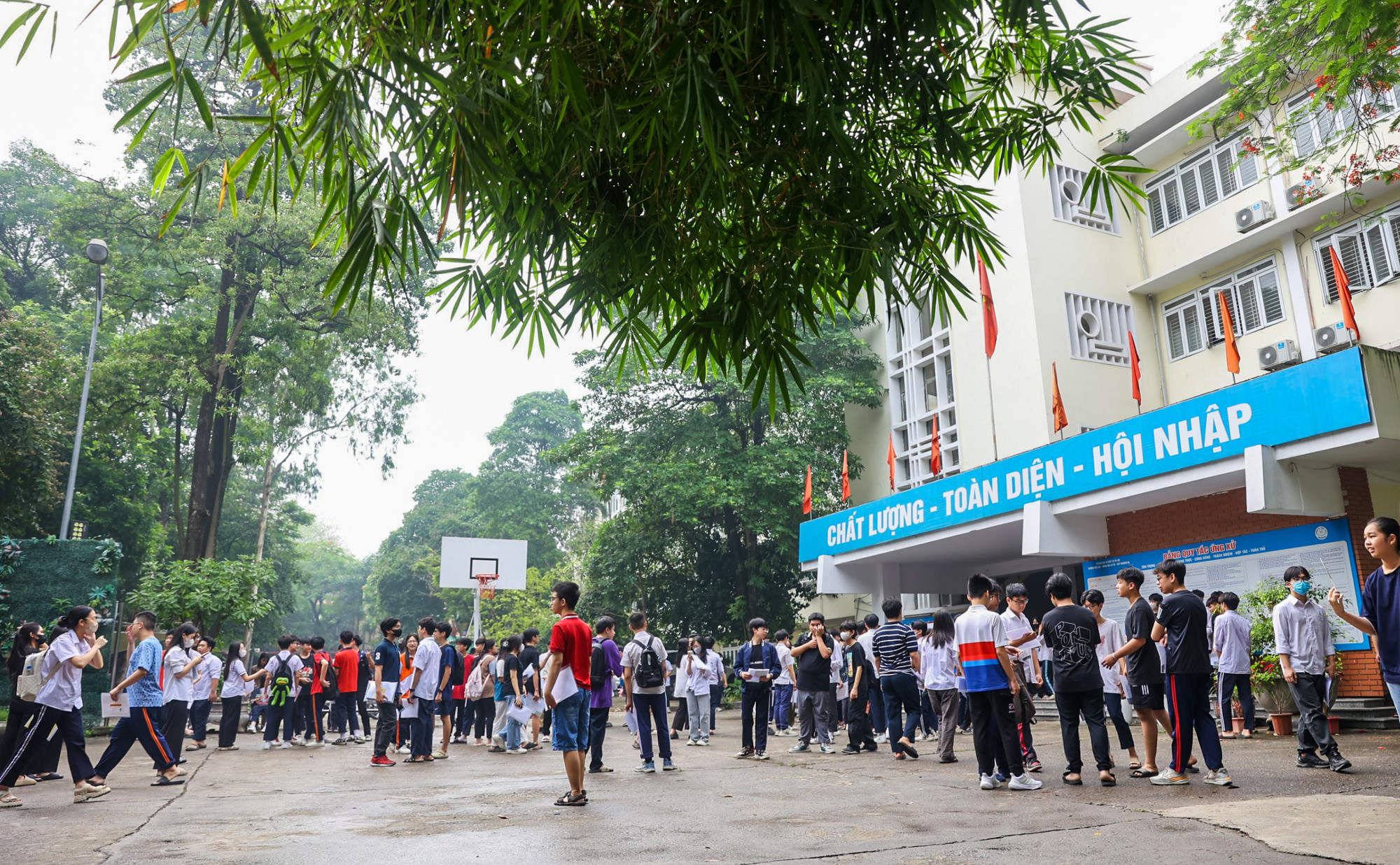 [Ảnh] Các sĩ tử Thủ đô trong ngày làm thủ tục tuyển sinh vào lớp 10 ảnh 14