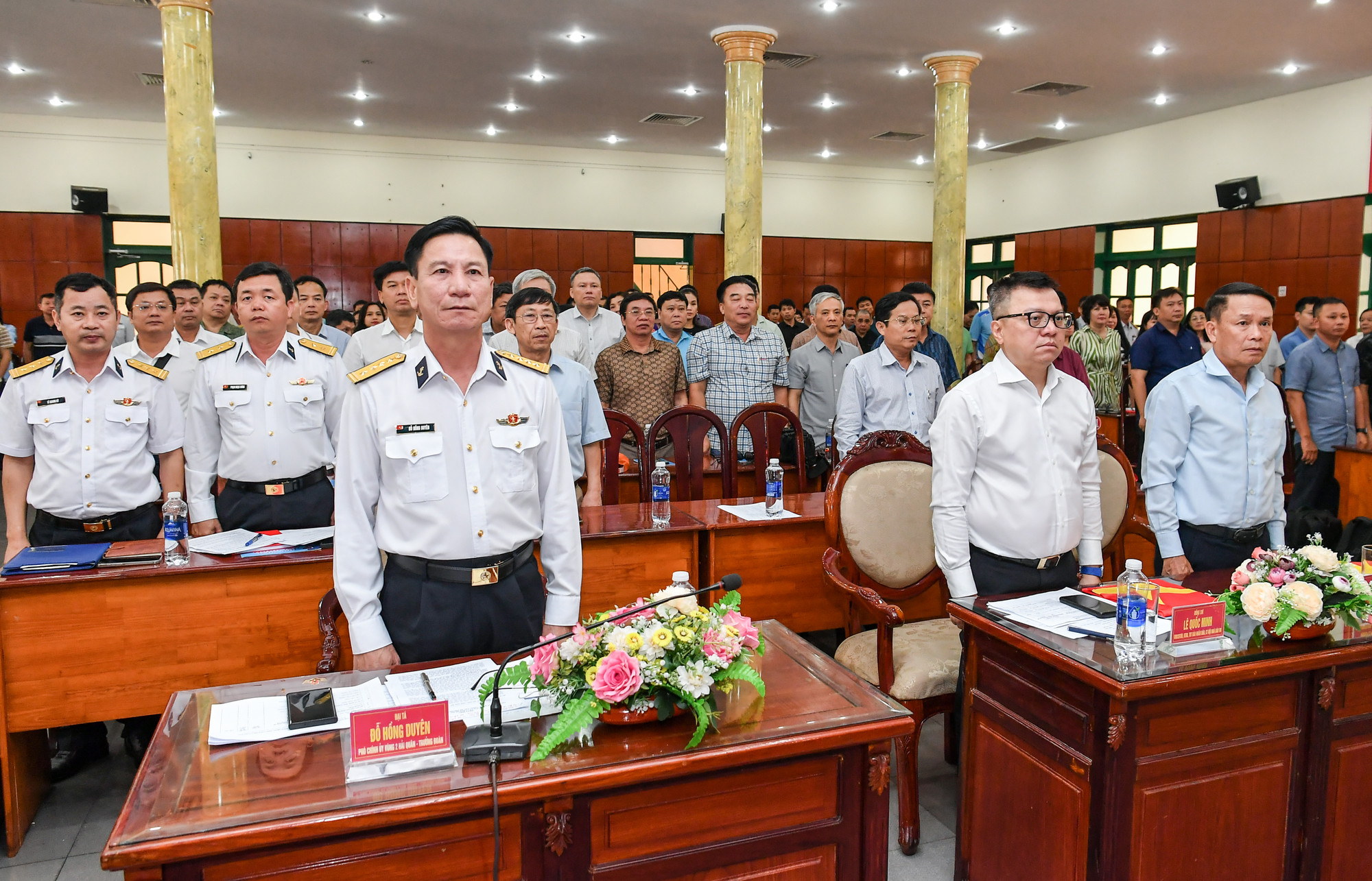 Các đại biểu làm công tác chuẩn bị họp đoàn.