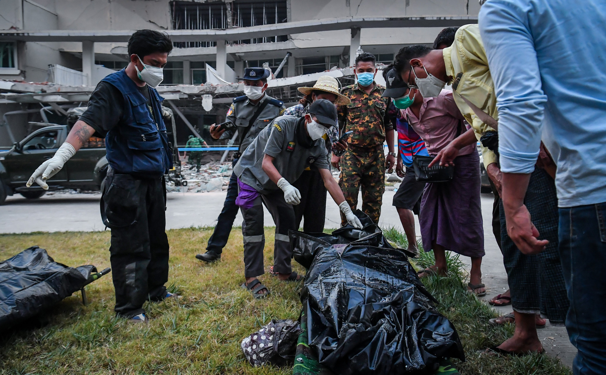 Các thi thể đã nằm dưới lớp đất nhiều ngày, làm biến dạng hình hài khiến việc nhận dạng của người thân của họ rất khó khăn.
