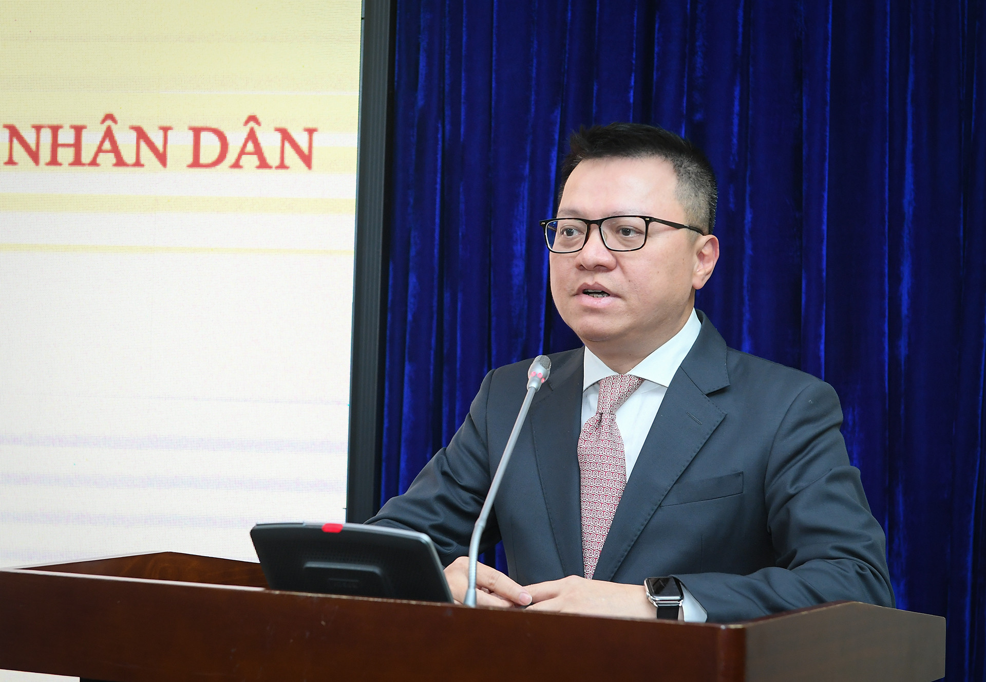 Đồng chí Lê Quốc Minh, Ủy viên Trung ương Đảng, Tổng Biên tập Báo Nhân Dân, Phó Trưởng Ban Tuyên giáo Trung ương, Chủ tịch Hội Nhà báo Việt Nam phát biểu tại Lễ ký kết.