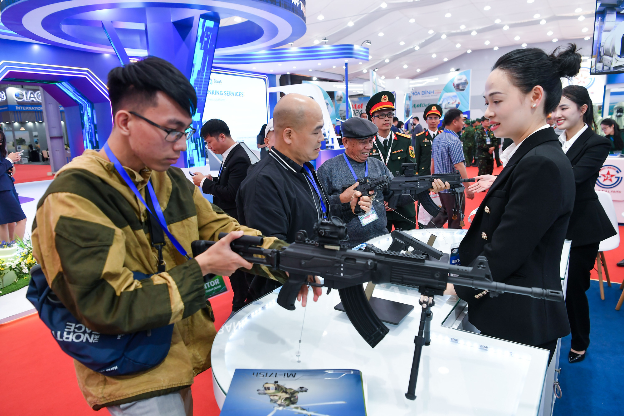 Các khí tài quân sự thu hút được sự quan tâm đặc biệt của khách tham quan trong buổi đầu của Triển lãm.