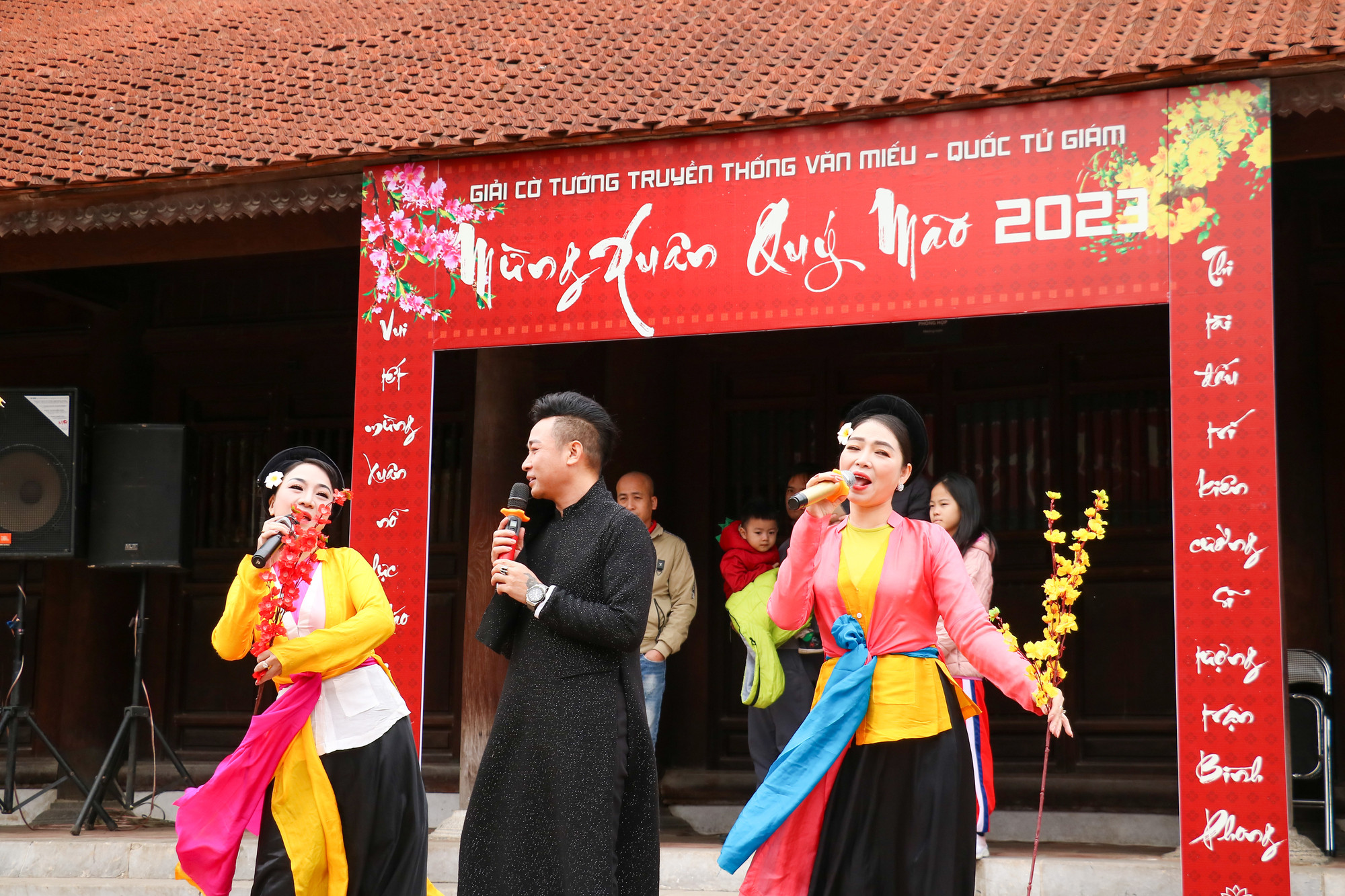 Tại đây cũng có hoạt động văn hóa, văn nghệ thu hút sự quan tâm của đông đảo du khách.