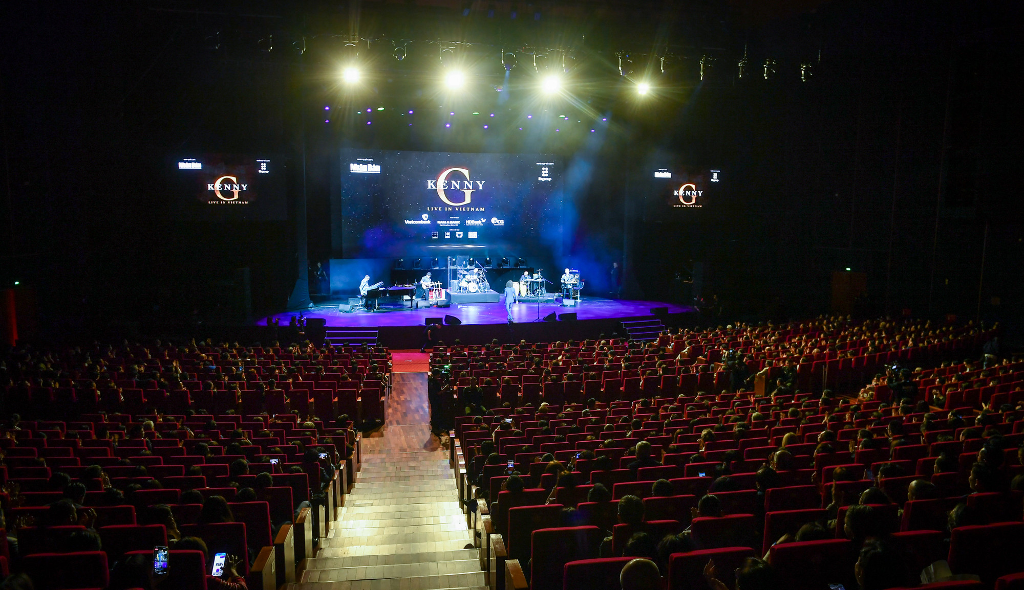 Đêm nhạc “Kenny G Live in Vietnam” do Báo Nhân Dân phối hợp với IB Group Vietnam được tổ chức tại Trung tâm Hội nghị Quốc gia (Hà Nội).