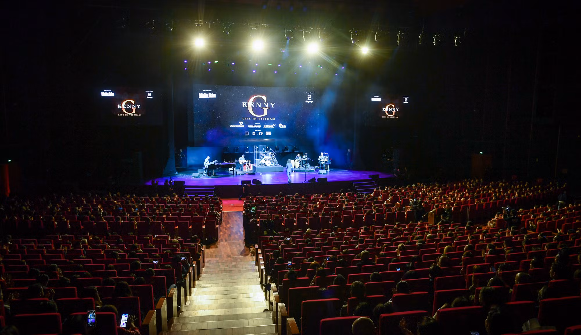 Đêm nhạc “Kenny G Live in Vietnam” do Báo Nhân Dân phối hợp với IB Group Vietnam được tổ chức tại Trung tâm Hội nghị Quốc gia (Hà Nội).