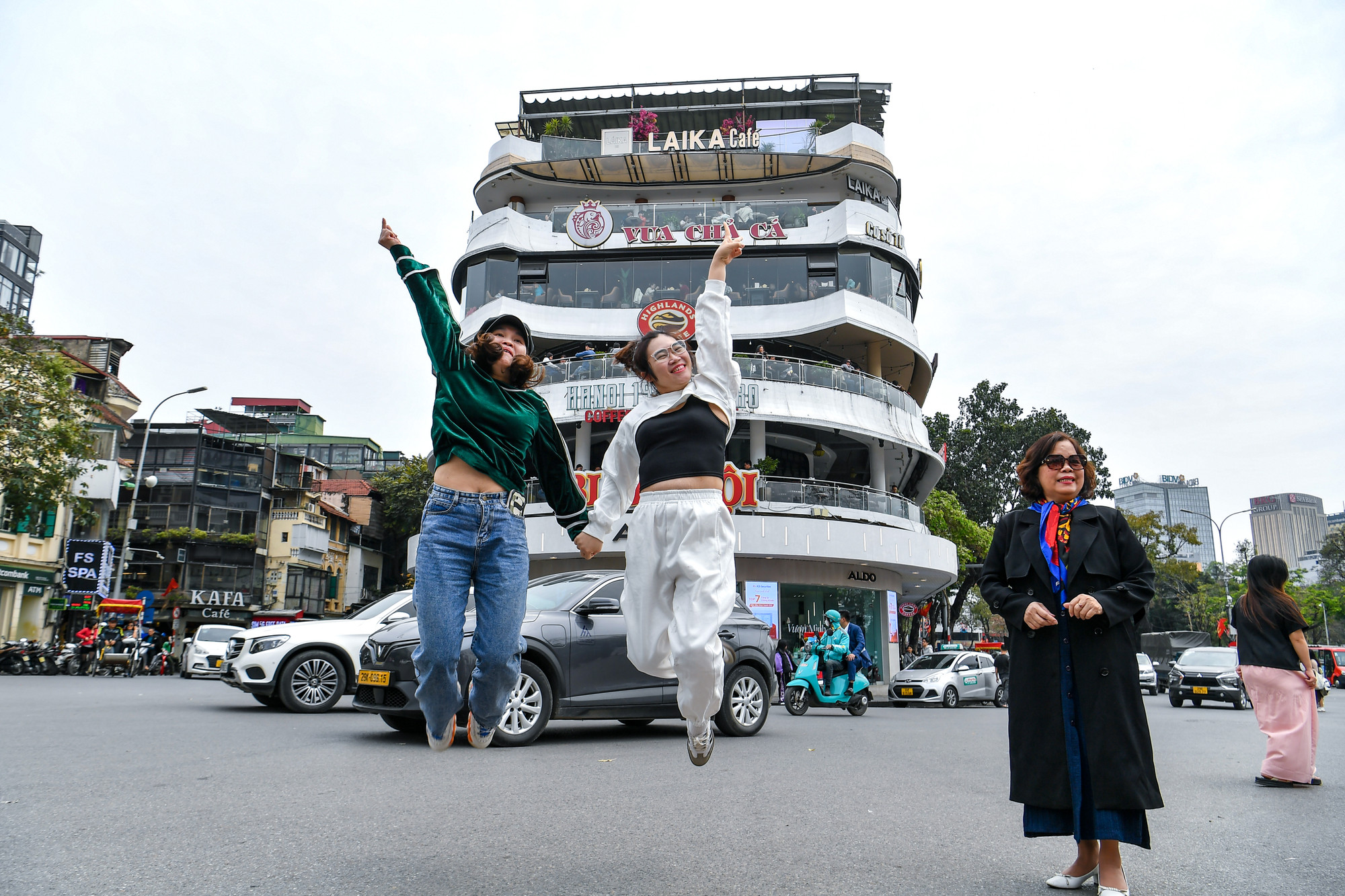 [Ảnh] Hàng nghìn người ghé thăm tòa nhà "Hàm cá mập" chụp ảnh trước khi bị tháo dỡ ảnh 8