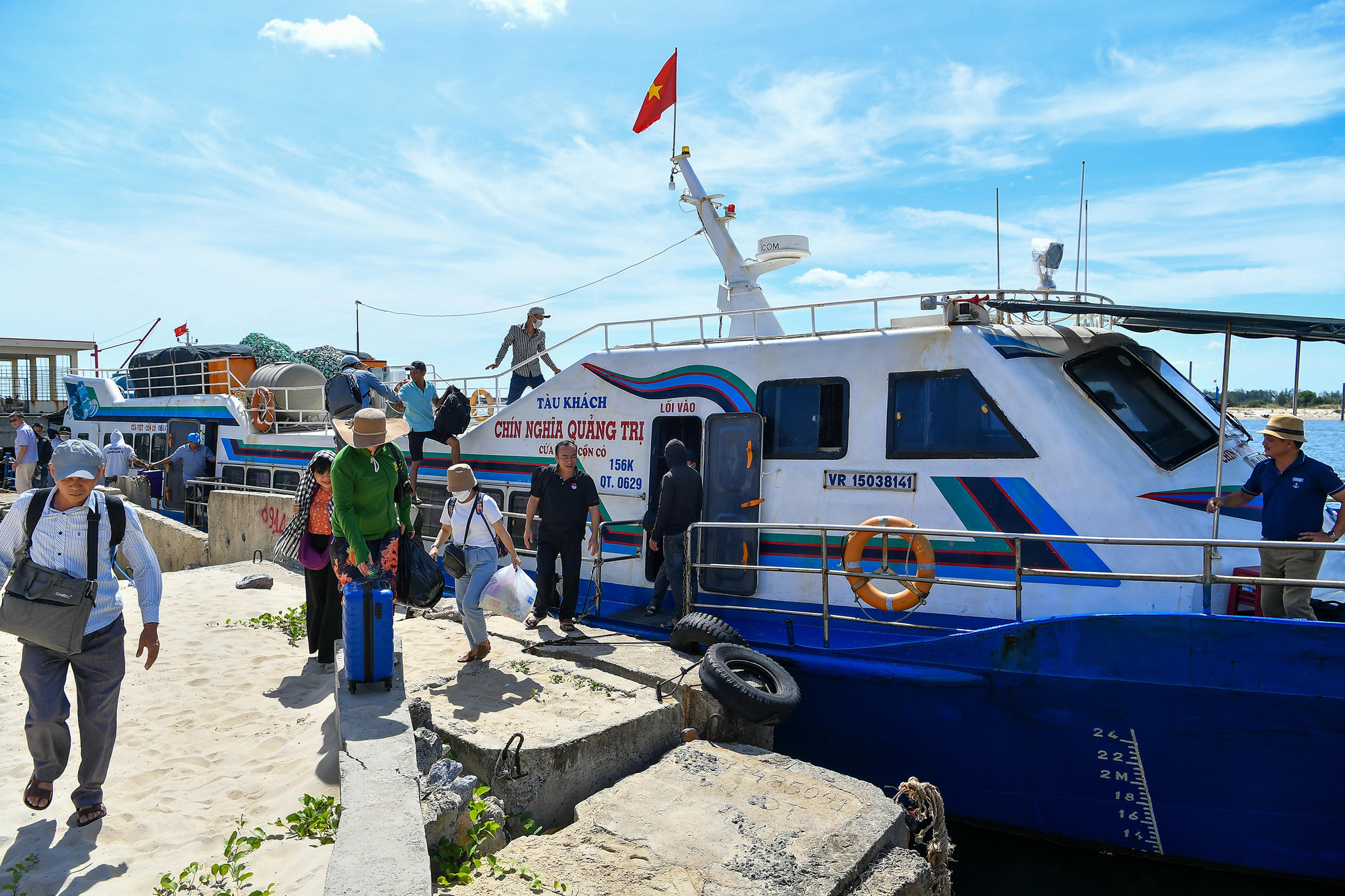 Để tới được Cồn Cỏ, du khách có thể xuất phát từ Cảng Cửa Việt (Gio Linh) theo các chuyến tàu khách. Tàu cao tốc đi thẳng ra đảo Cồn Cỏ với thời gian di chuyển khoảng 1,5 giờ. Từ cảng Cửa Việt, có các chuyến tàu của công ty Chín Nghĩa và tàu Greenline DP5 đi ra đảo Cồn Cỏ vào 8 giờ sáng các ngày thứ 3-5-7, tàu từ Cồn Cỏ vào đất liền chạy vào 8 giờ sáng ngày hôm sau.