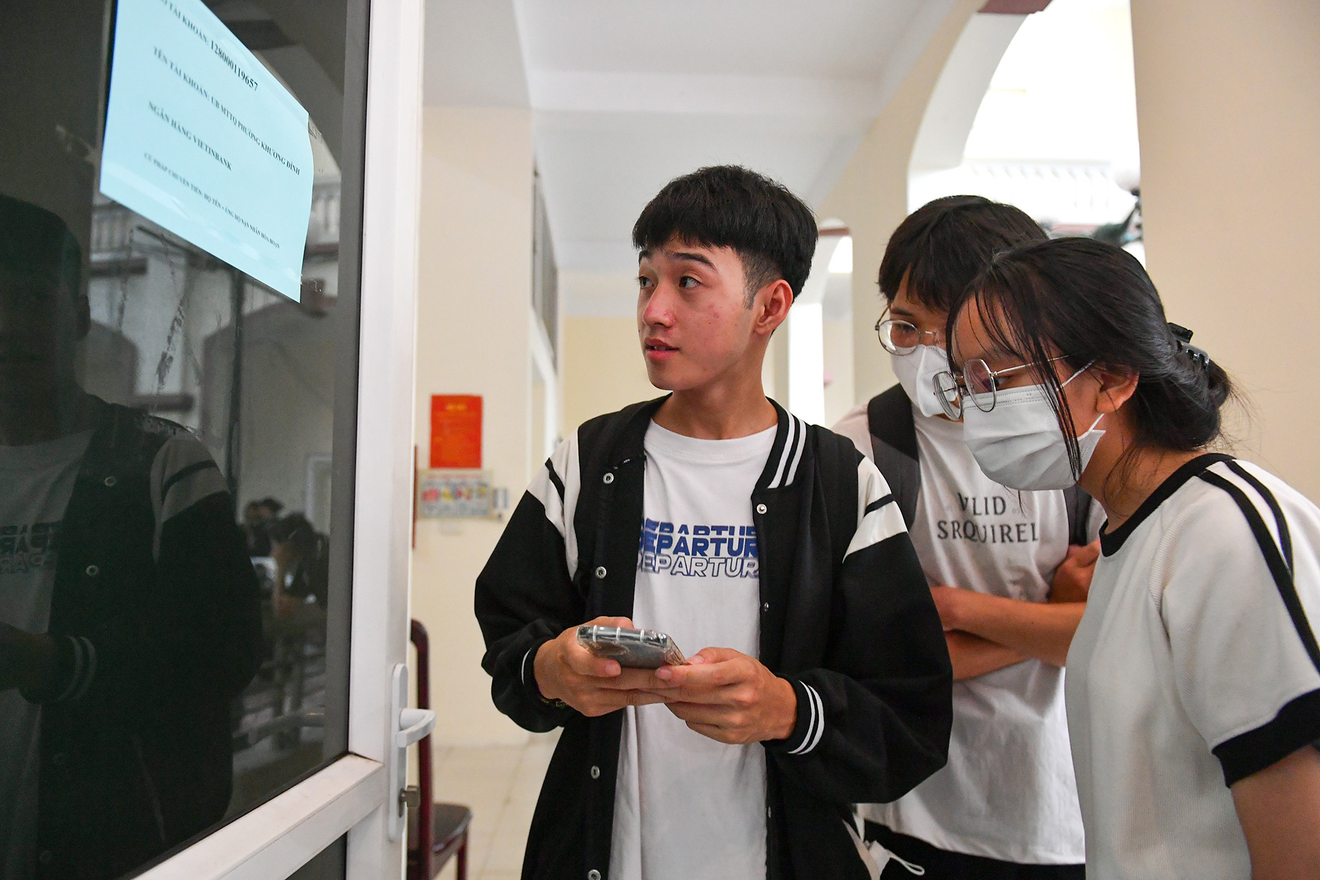 Các bạn trẻ là học sinh, sinh viên cũng trích 1 phần tiền tiết kiệm của mình để ủng hộ các nạn nhân.