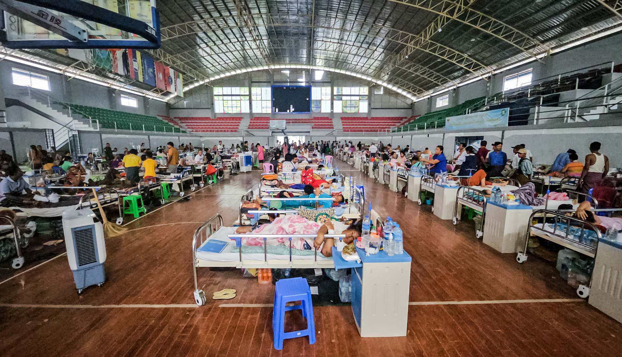 [Ảnh] Đoàn cứu nạn, cứu hộ Việt Nam chia sẻ nỗi mất mát với người dân vùng động đất Myanmar ảnh 11