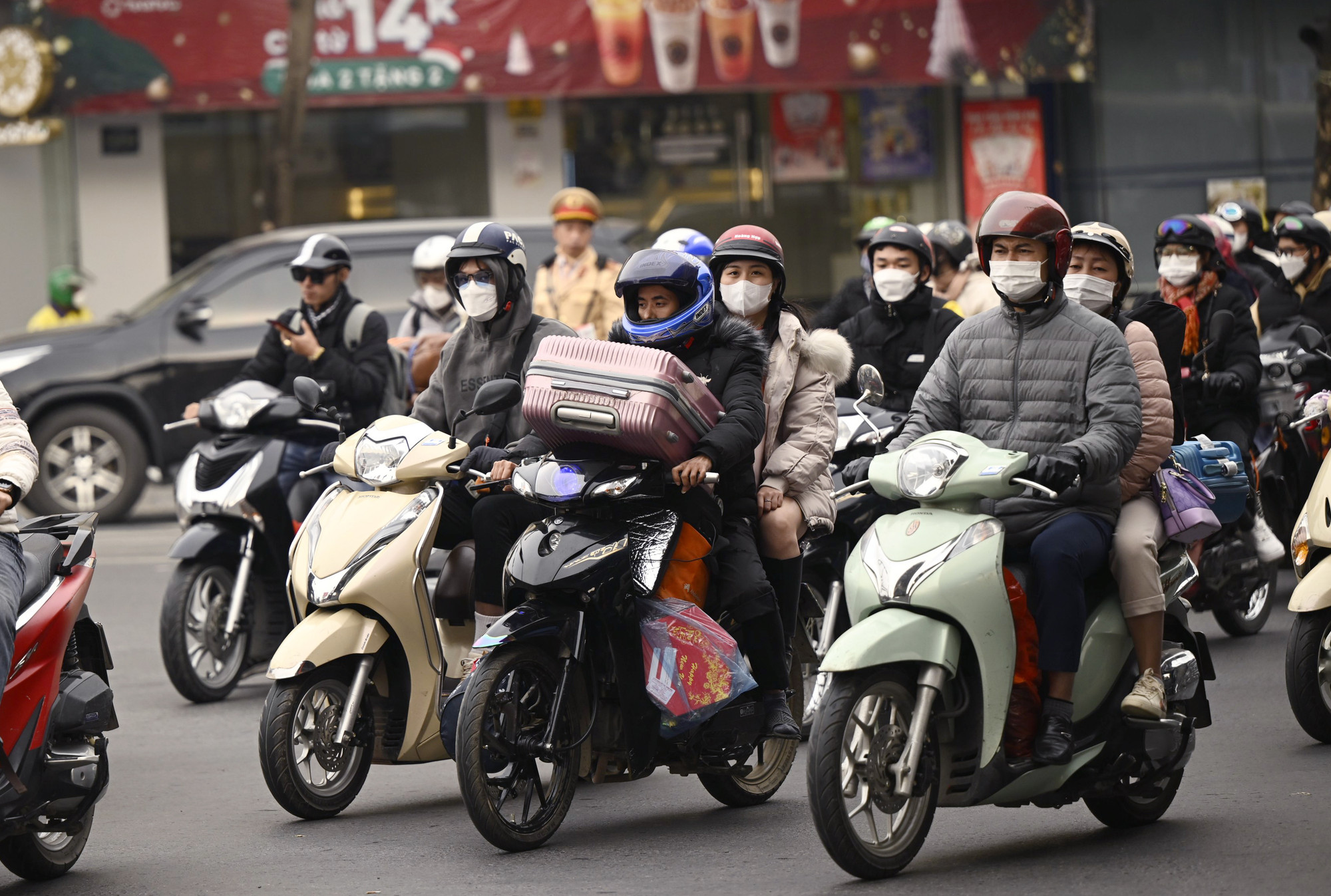 Càng về cuối giờ chiều, lượng phương tiện tại khu vực đường Giải Phóng, Vành đai 3 càng đông hơn. Càng về cuối giờ chiều, lượng phương tiện tại khu vực đường Giải Phóng, Vành đai 3 càng đông hơn.