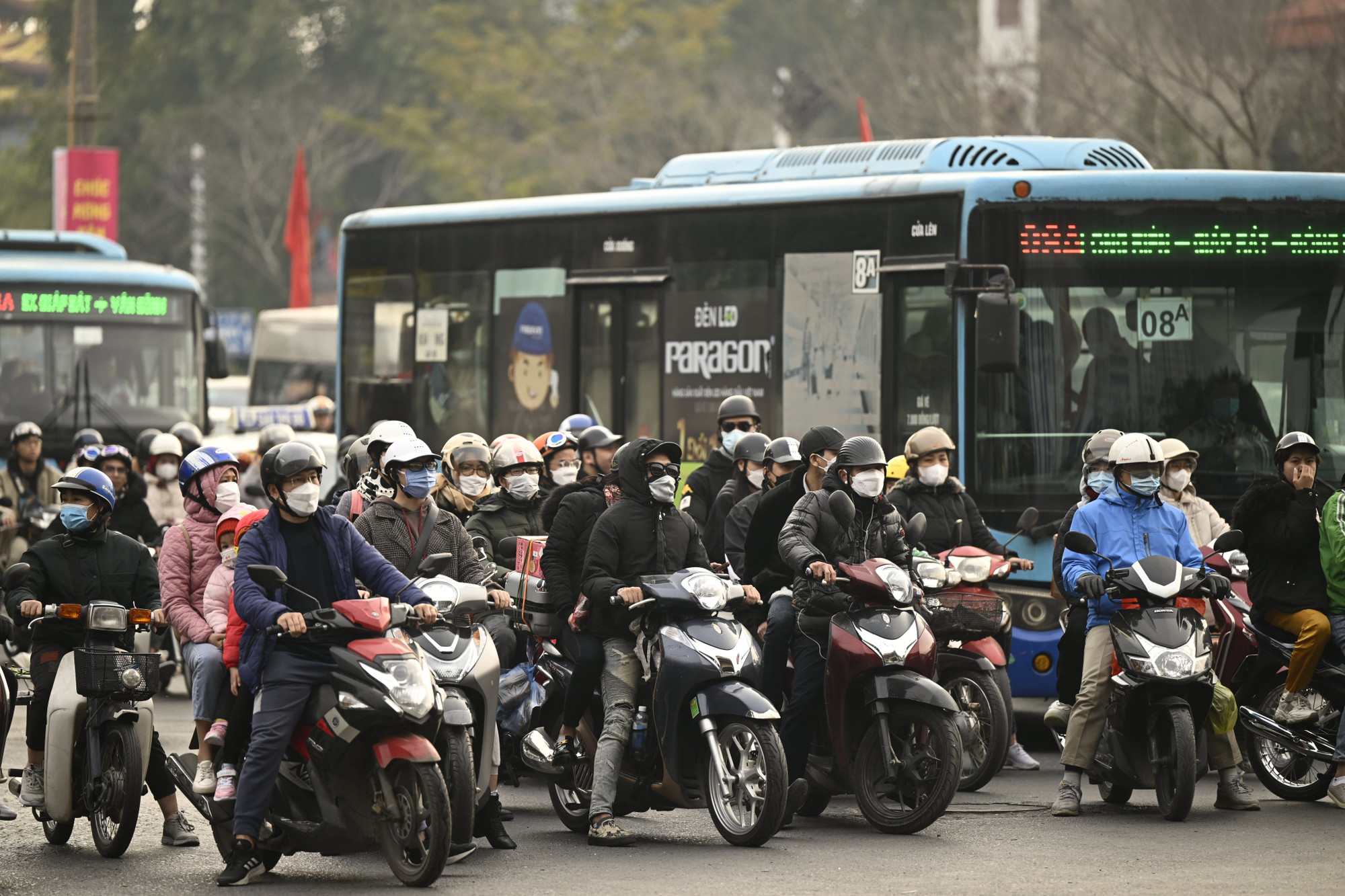 Kết thúc 7 ngày nghỉ tết Nguyên đán, người dân rời quê trở lại Thủ đô khiến nhiều tuyến đường bị ùn ứ nhẹ, tuy nhiên không xảy ra ùn tắc kéo dài. Kết thúc 7 ngày nghỉ tết Nguyên đán, người dân rời quê trở lại Thủ đô khiến nhiều tuyến đường bị ùn ứ nhẹ, tuy nhiên không xảy ra ùn tắc kéo dài.