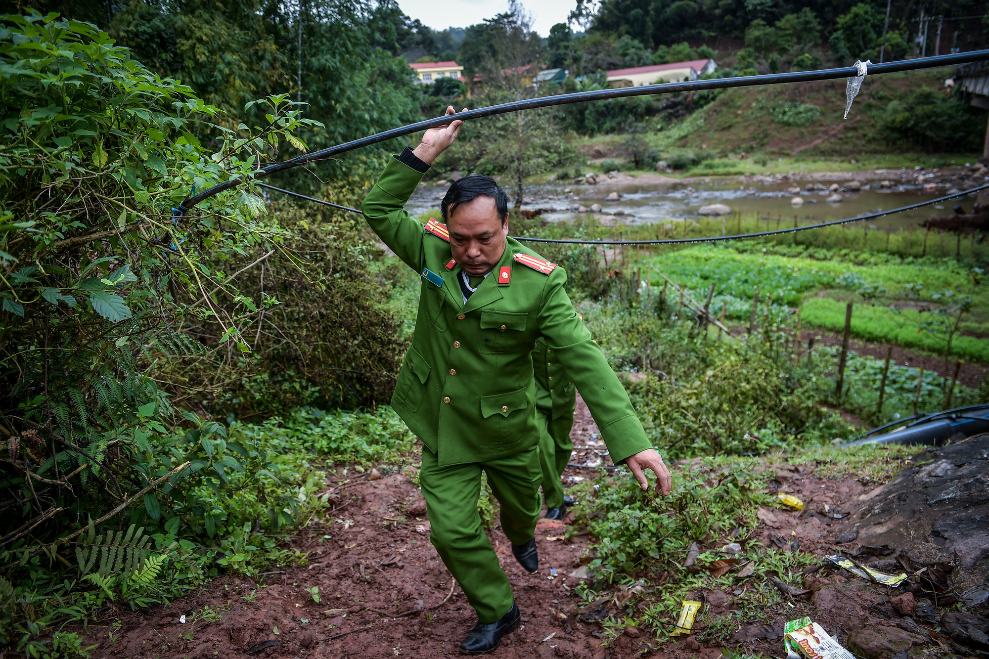 Trưởng công an xã Sín Thầu, Trung tá Lý Xú Tư là người Hà Nhì sinh ra ở Mường Tè trong một gia đình có truyền thống ngành công an. Sau nhiều năm gắn bó với Mường Nhé, anh đã trở thành "người con của bản".