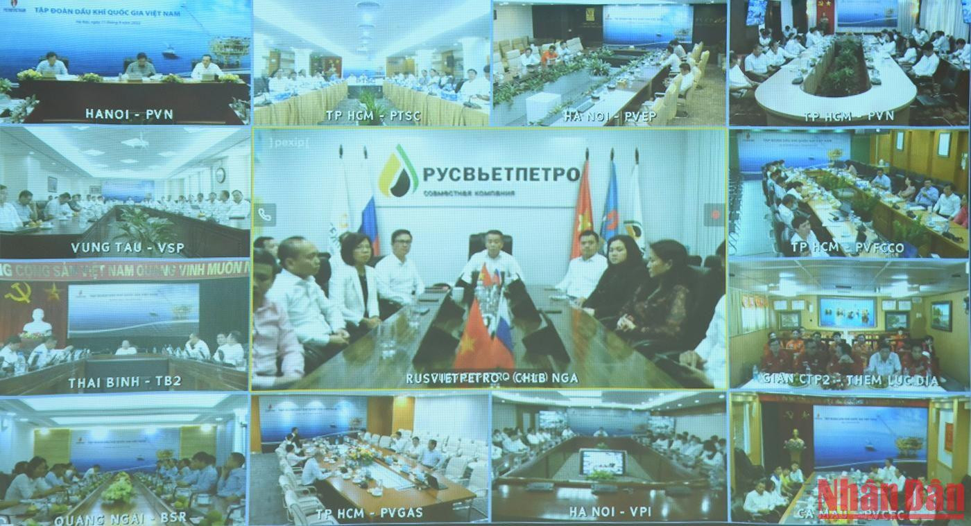 Cuộc làm việc được kết nối trực tuyến tới 14 điểm cầu trên công trình dầu khí, giàn khai thác ngoài khơi biển Việt Nam và Liên bang Nga thuộc Petrovietnam. Cuộc làm việc được kết nối trực tuyến tới 14 điểm cầu trên công trình dầu khí, giàn khai thác ngoài khơi biển Việt Nam và Liên bang Nga thuộc Petrovietnam.