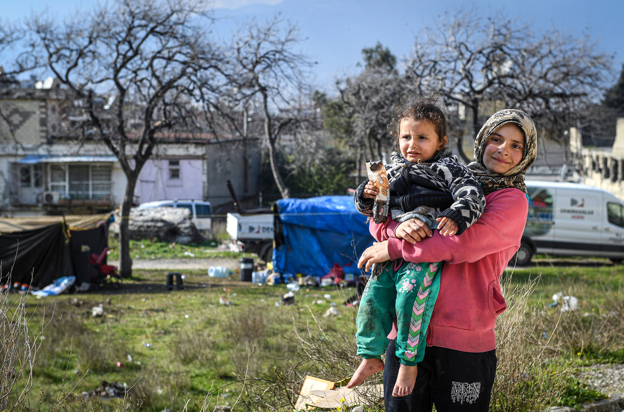 Niềm vui của các em nhỏ người Syria khi cuộc sống đã ổn định trở lại, chúng đã có thể dắt nhau dạo chơi quanh khu lều tạm của mình.