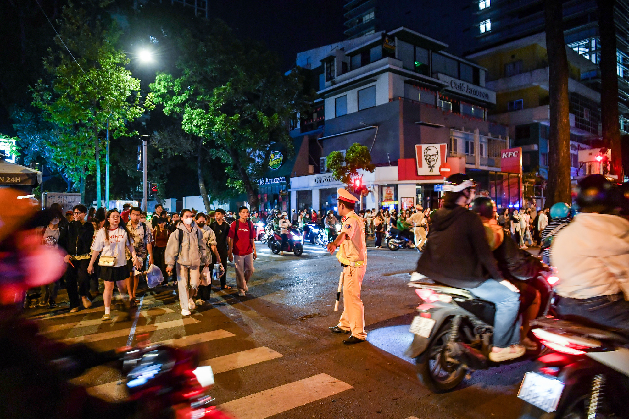 Từ 2 giờ sáng 27/4 lực lượng cảnh sát giao thông đã phải vất vả phân luồng do dòng người đổ về khu vực trung tâm rất đông