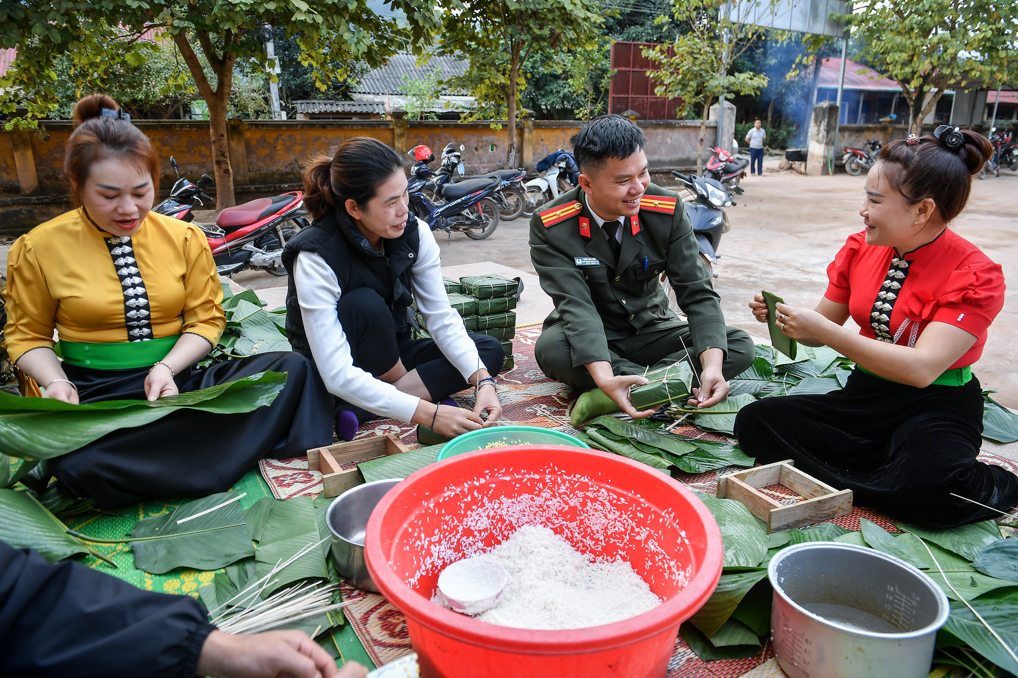 [Ảnh] Những bếp lửa "nghĩa tình" nấu bánh chưng xanh ở Nậm Pồ ảnh 10