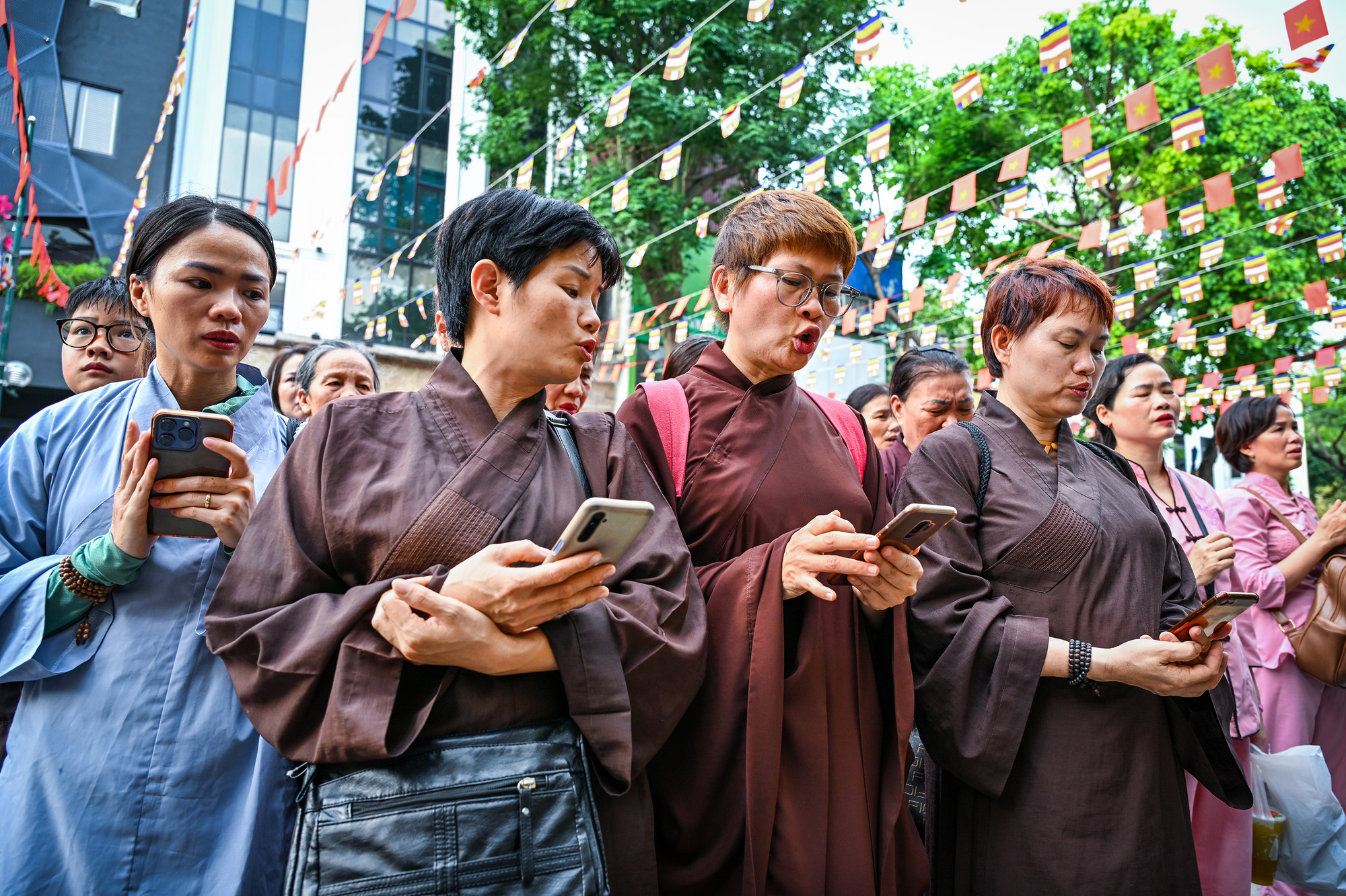 Bên ngoài hội trường, người dân xếp hàng dài để chờ đợi đến lượt chiêm bái. Mỗi người đều mang trong mình một niềm tin vô bờ, một khát khao được chiêm ngưỡng và cúi đầu trước xá lợi Đức Phật, mong cầu cho bản thân và gia đình an lành, hạnh phúc.