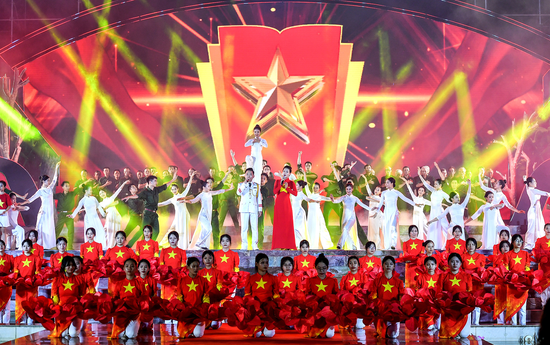 Chương trình nghệ thuật "Cõi thiêng Đồng Lộc - Nối mạch nghìn năm" đã kết thúc tốt đẹp để lại nhiều ấn tượng đẹp cho người dân Hà Tĩnh cũng như khán giả cả nước.