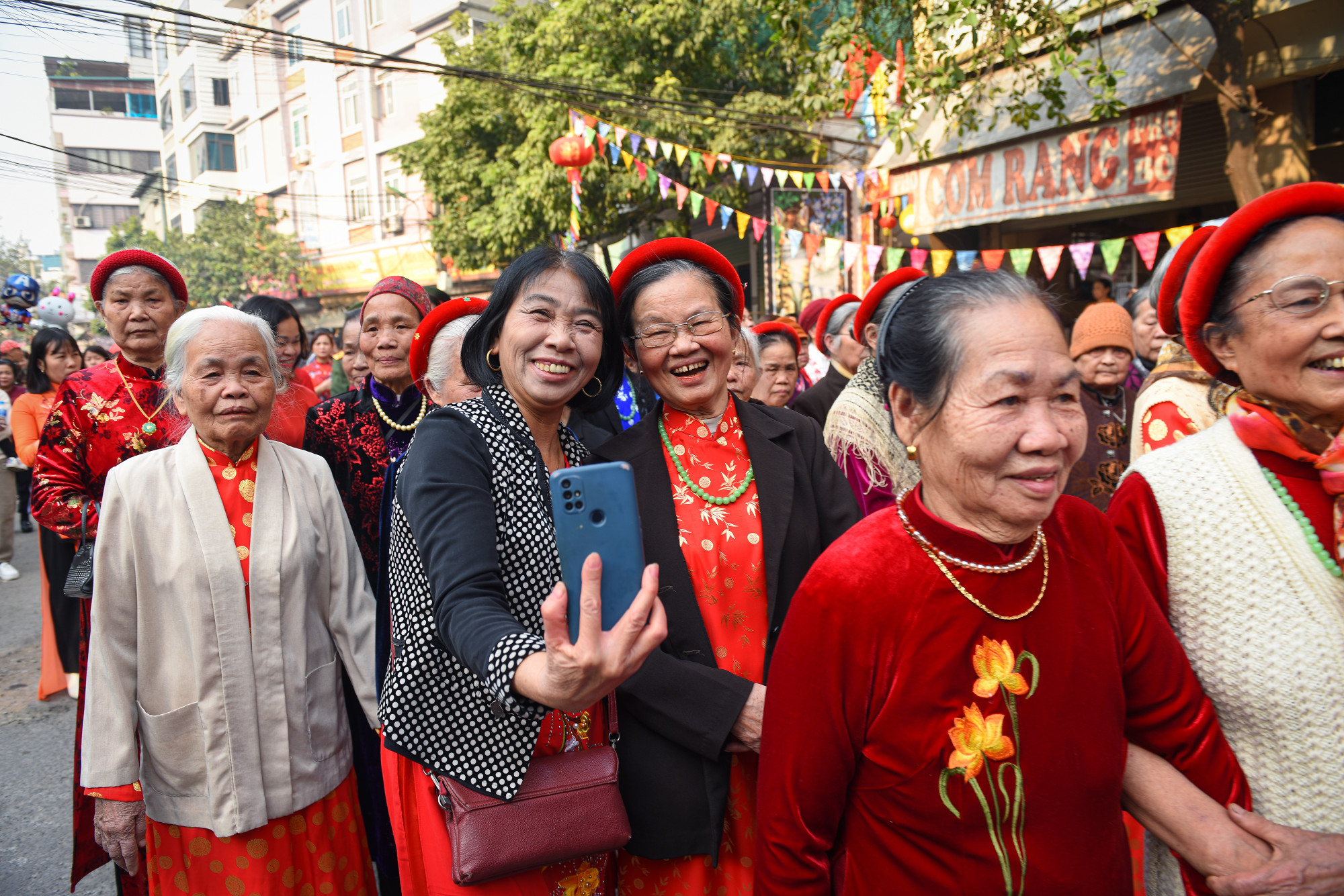 Các cụ già, những chàng trai, cô gái làng ăn mặc đẹp theo đúng nghi thức hội lễ: quần lụa, áo the, áo gấm, hài thêu hoa văn cầu kì, rực rỡ, ai nấy đều vui vẻ tham dự lễ hội.
