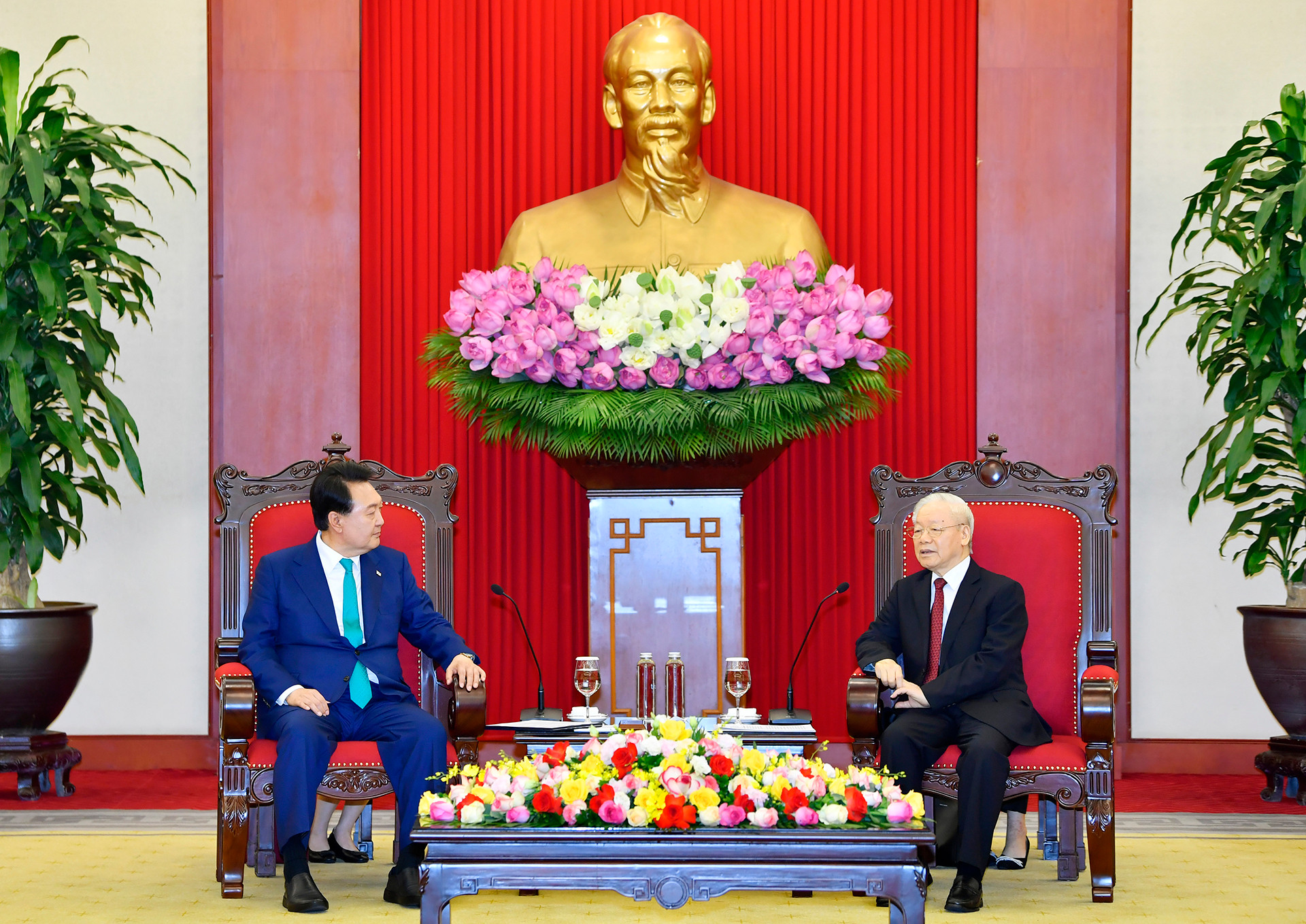 Tổng Bí thư Nguyễn Phú Trọng với Tổng thống Đại Hàn Dân Quốc Yoon Suk Yeol tại Trụ sở Trung ương Đảng.