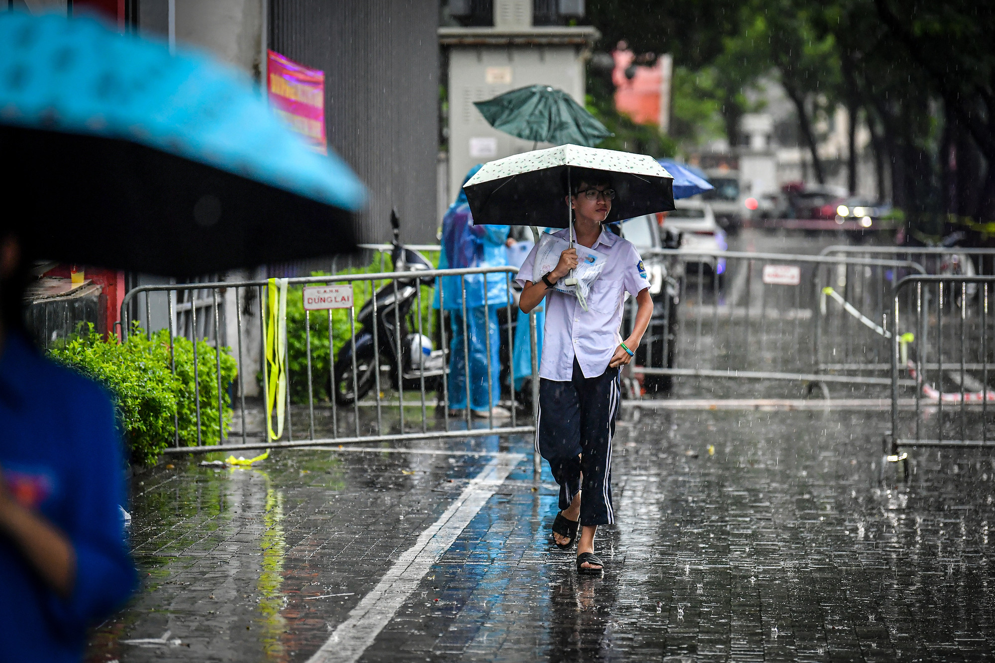 Tại điểm thi trường THPT Chu Văn An, ngay từ khoảng 6 giờ sáng đã có một số thí sinh đến sớm. Lúc này, trời mưa rất lớn.