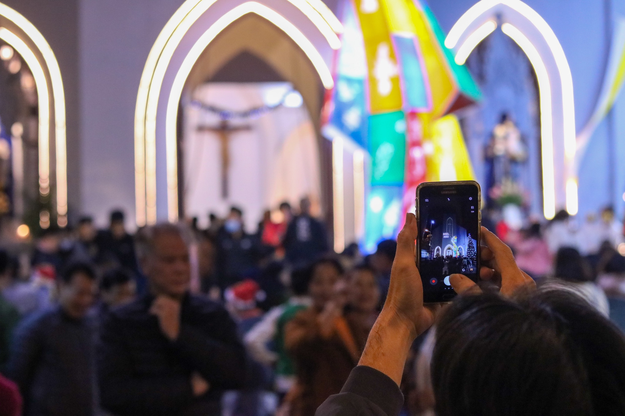 Người dân ghi lại những khoảnh khắc đẹp trong dịp Giáng sinh 2022. (Ảnh: NHẬT QUANG)