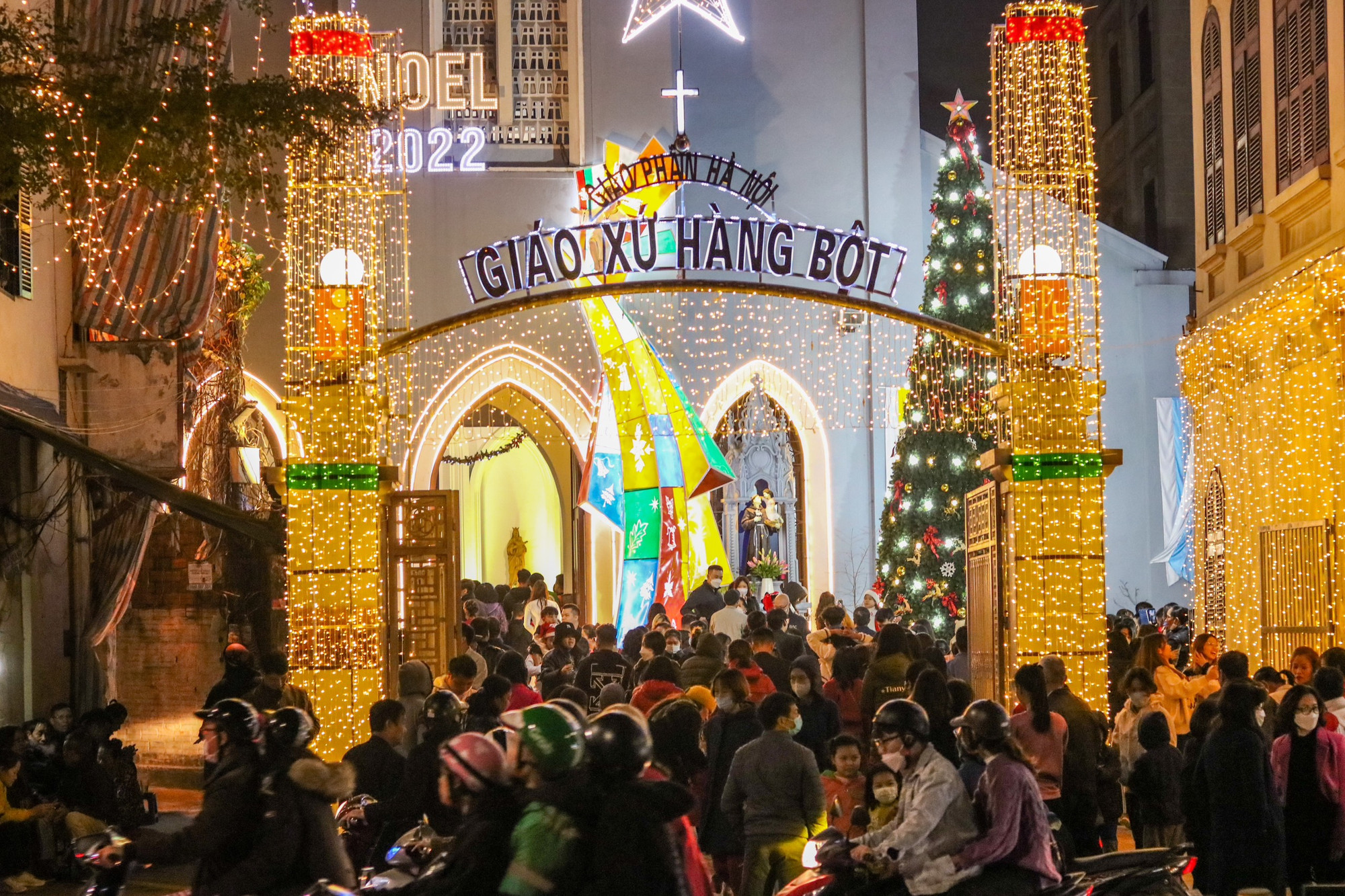 Nhà thờ Hàng Bột lung linh sắc màu trong đêm Giáng sinh. (Ảnh: NHẬT QUANG)