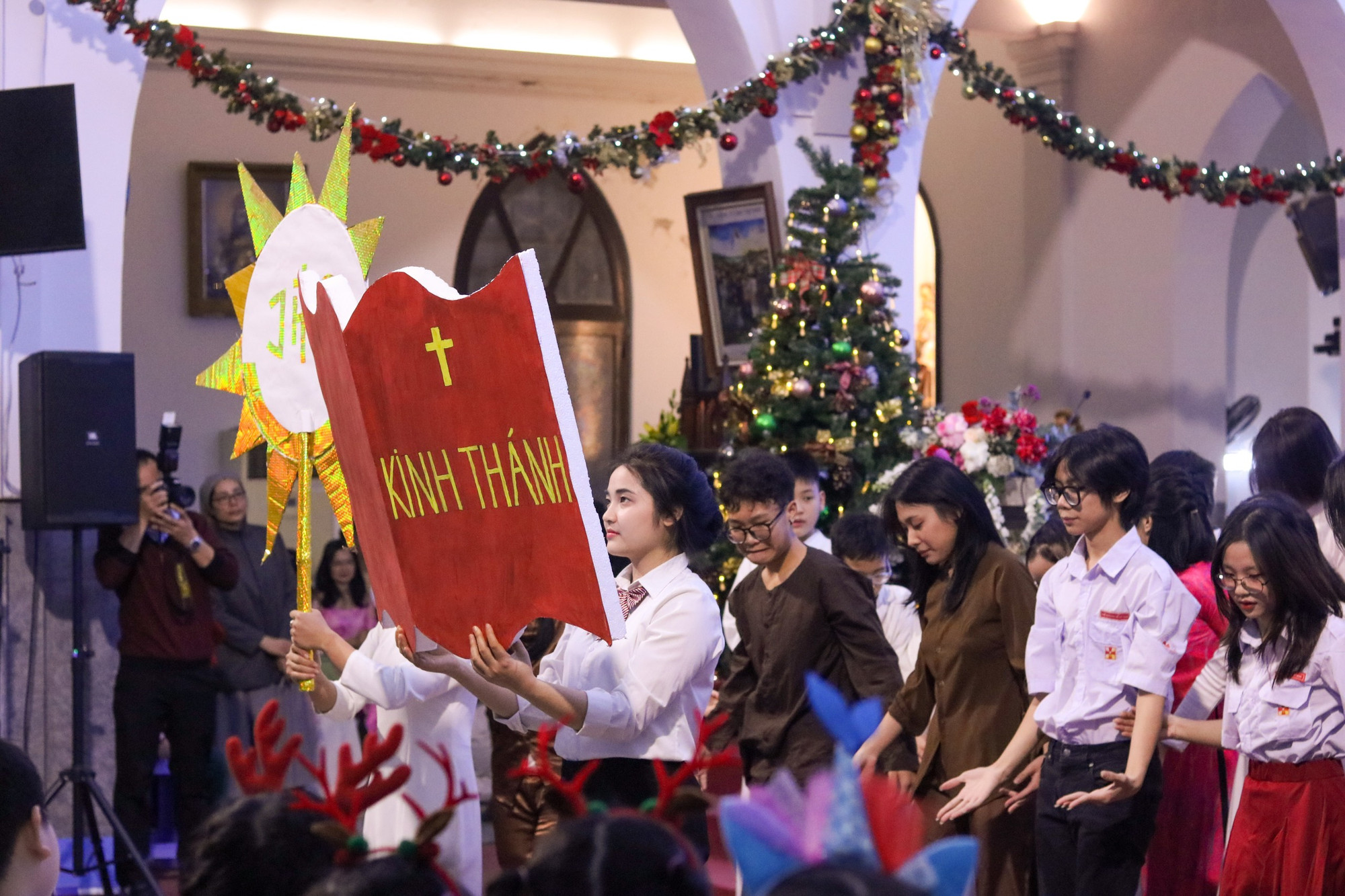 Ngày lễ Giáng sinh không thể thiếu những tiết mục Thánh ca rộn ràng. (Ảnh: NHẬT QUANG)