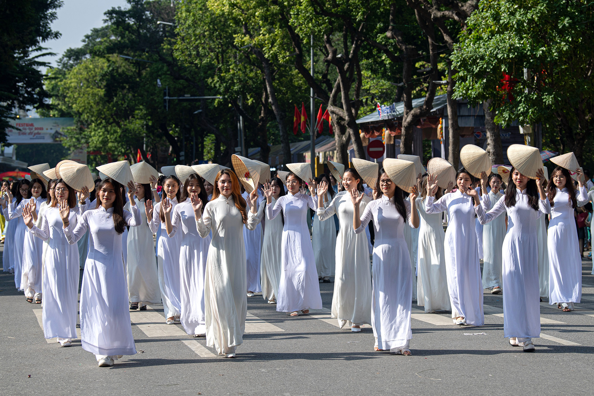 Carnaval sẽ gồm 4 phần: Rạng rỡ sắc Thu - miêu tả những màu sắc của mùa Thu Hà Nội, từ doanh nghiệp cho đến các làng nghề, biểu diễn nghệ thuật đường phố với sự tham gia của các đoàn nghệ thuật, doanh nghiệp và người dân đang sinh sống trên địa bàn Hà Nội.
