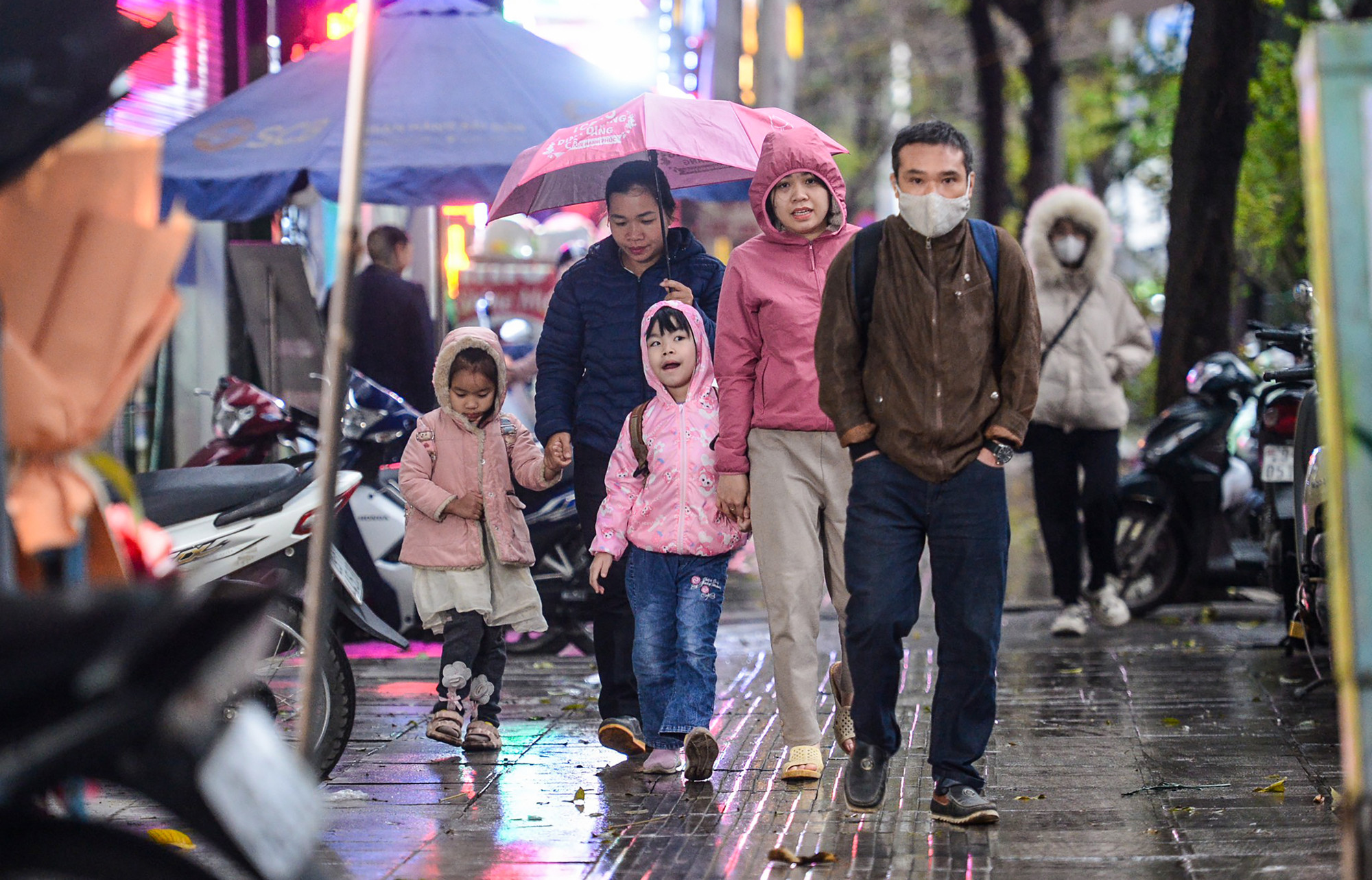 [Ảnh] Hà Nội 12 độ C, người dân chật vật đi làm trong mưa lạnh ảnh 7