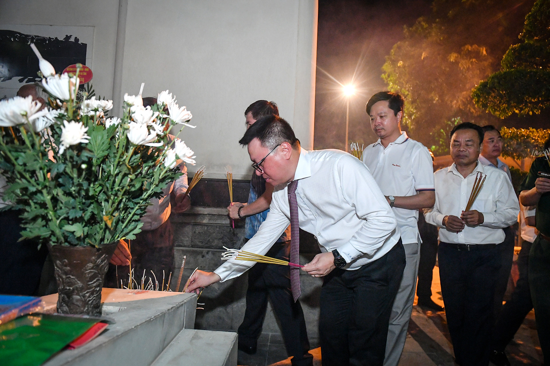 Đồng chí Lê Quốc Minh, Ủy viên Ban Chấp hành Trung ương Đảng, Tổng Biên tập Báo Nhân dân, Phó Trưởng Ban Tuyên giáo Trung ương, Chủ tịch Hội Nhà báo Việt Nam dâng hương tưởng nhớ các anh hùng liệt sĩ.