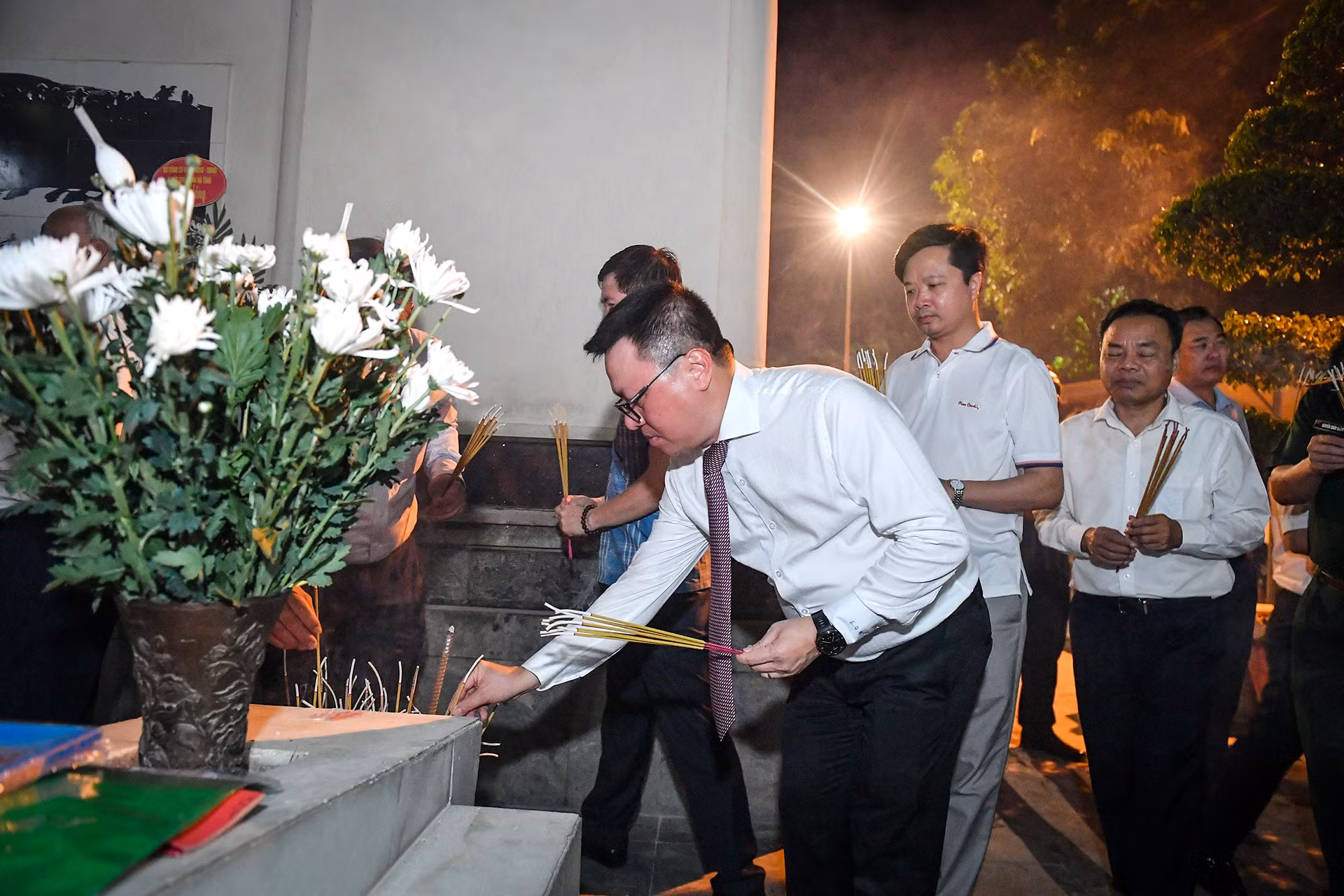 Đồng chí Lê Quốc Minh, Ủy viên Ban Chấp hành Trung ương Đảng, Tổng Biên tập Báo Nhân dân, Phó Trưởng Ban Tuyên giáo Trung ương, Chủ tịch Hội Nhà báo Việt Nam dâng hương tưởng nhớ các anh hùng liệt sĩ.