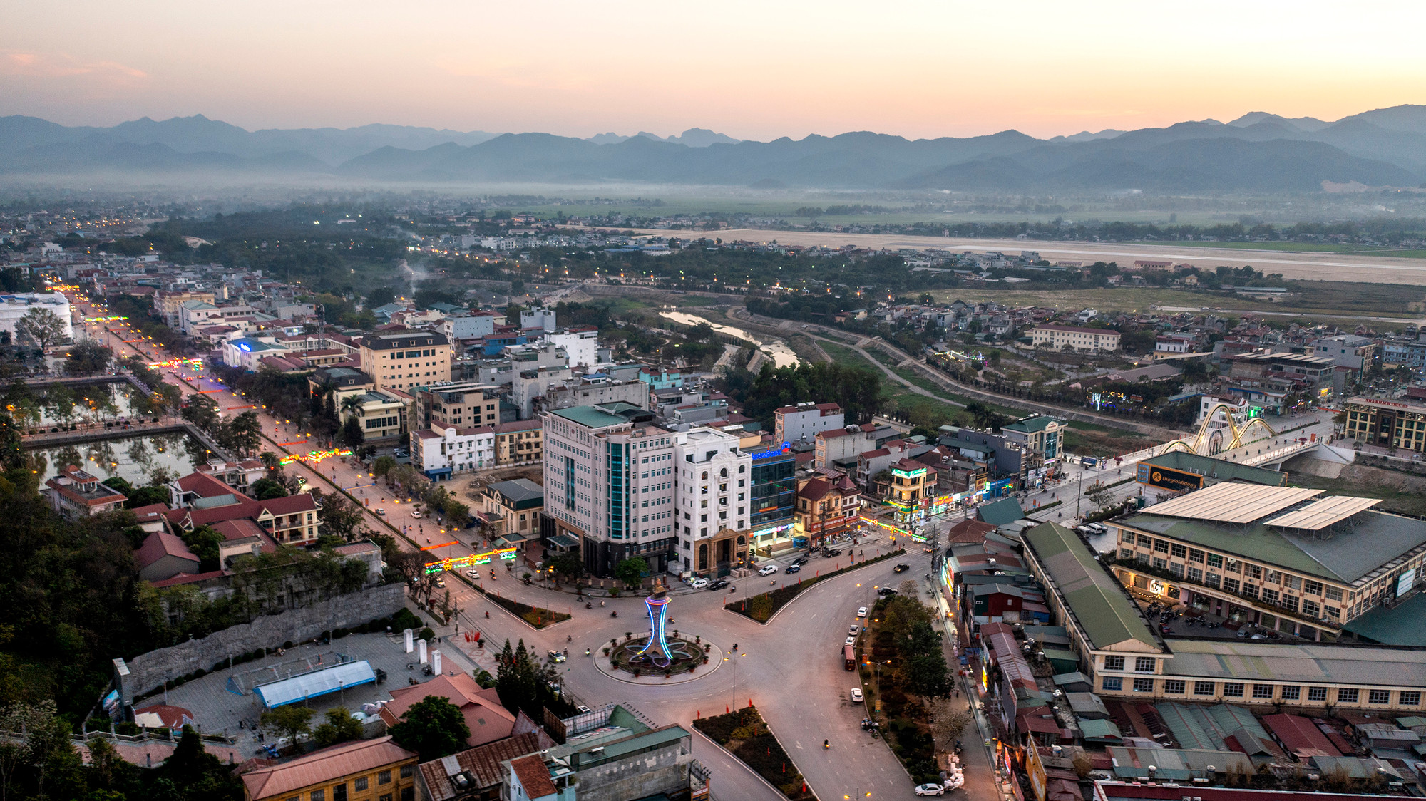 [Ảnh] Thành phố Điện Biên Phủ sau 70 năm chiến thắng lịch sử ảnh 2