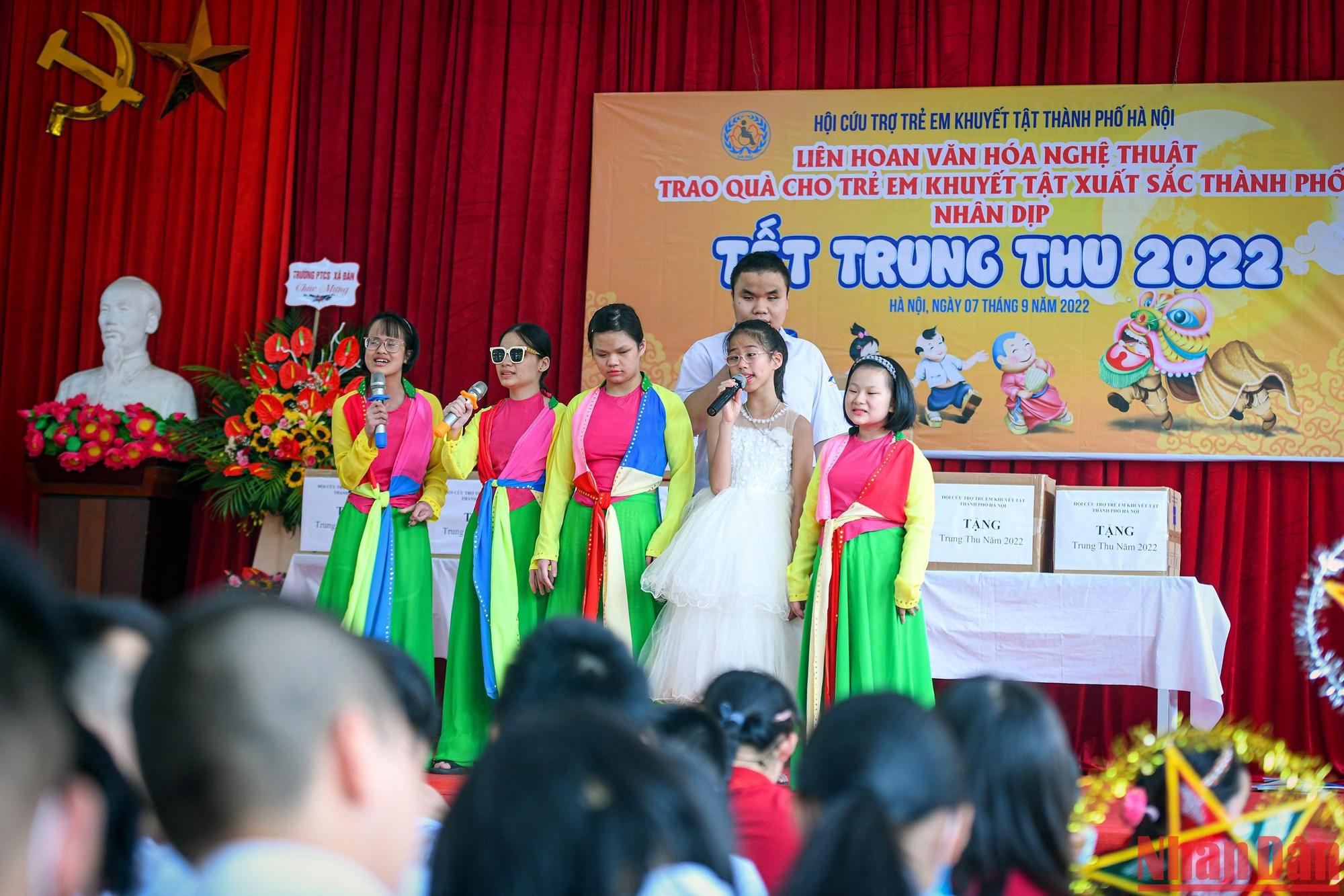 Những tiết mục văn nghệ, những bài hát thật bình dị do các em trường PTCS Xã Đàn và trường PTCS Nguyễn Đình Chiểu biểu diễn trong dịp Tết Trung thu 2022.