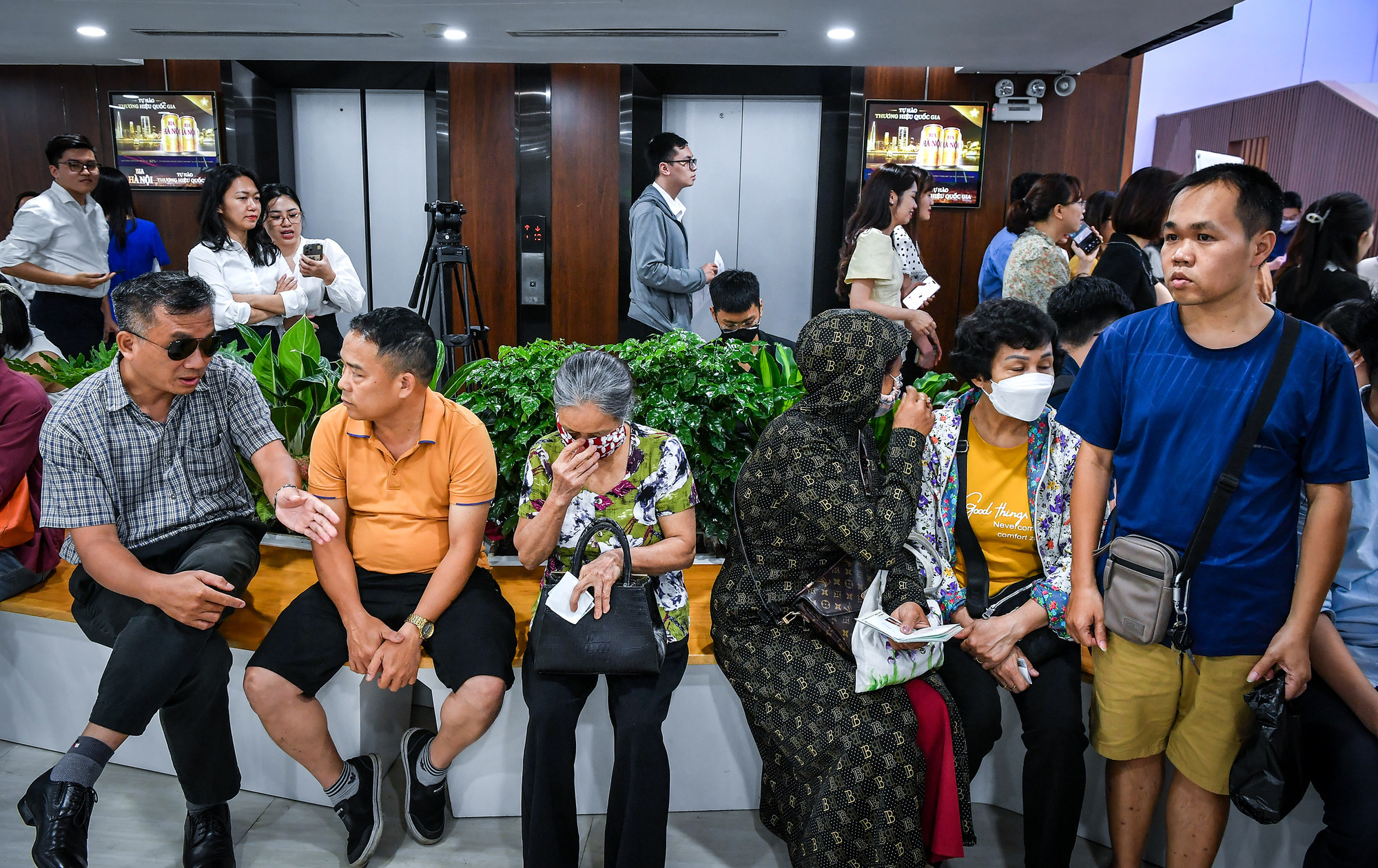 Hàng trăm người ngồi chờ được mua vàng miếng với giá bình ổn.