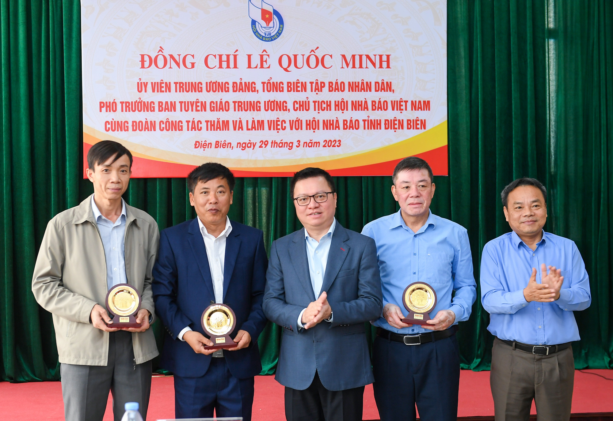 [Ảnh] Đoàn công tác Báo Nhân Dân làm việc với Tỉnh ủy Điện Biên ảnh 13