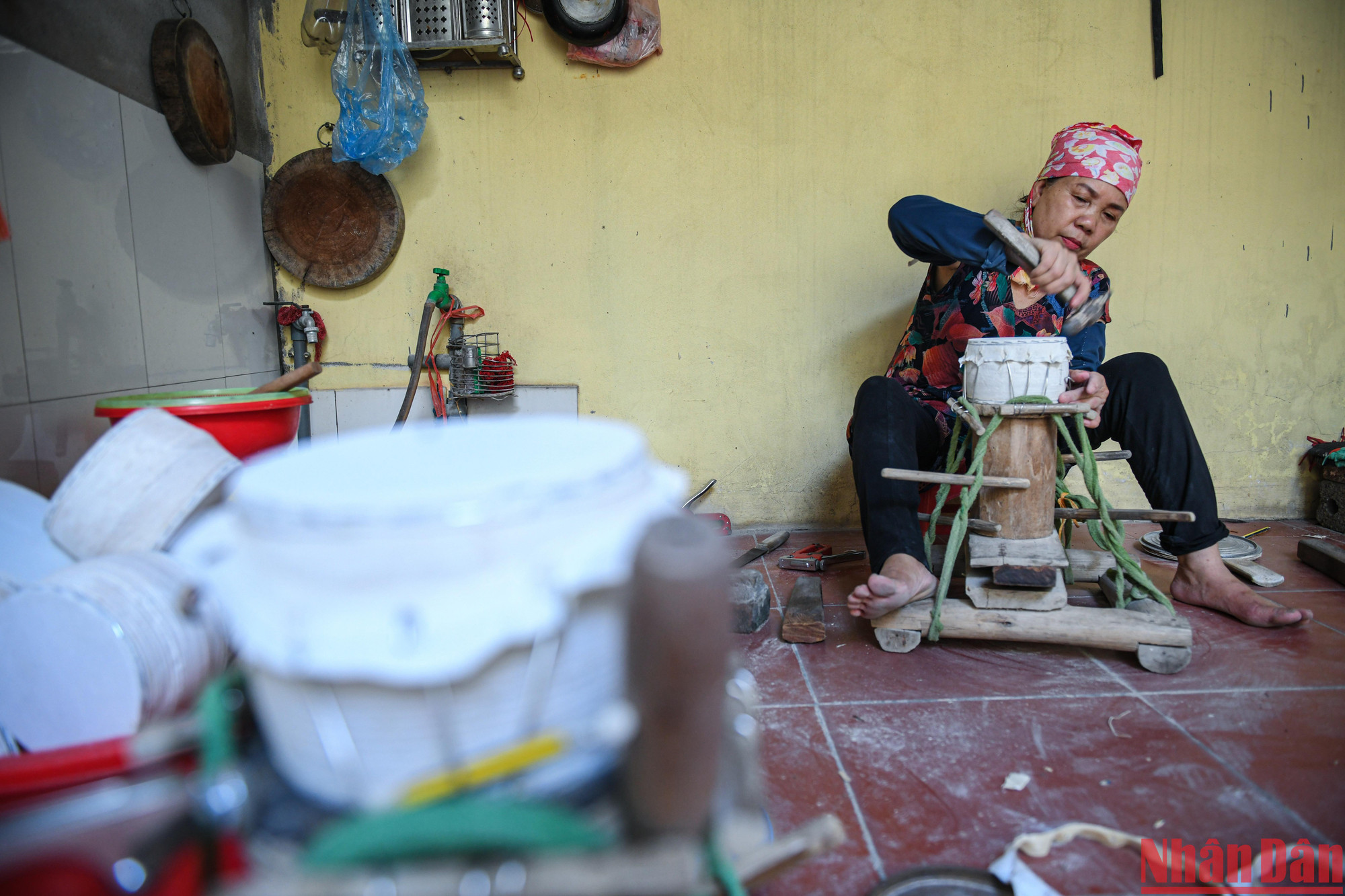Bà Vũ Thị Là với gần hơn 30 năm trong nghề làm trống gỗ chia sẻ, đây là nghề truyền thống của làng cũng như nhiều thế hệ trong gia đình nên bà rất muốn giữ và tiếp tục truyền lại cho con cháu. Theo bà, so với các ngành nghề khác thì thu nhập của nghề này là không cao nhưng lại có thể làm tại nhà, giúp bà có thể quán xuyến được việc trong gia đình.