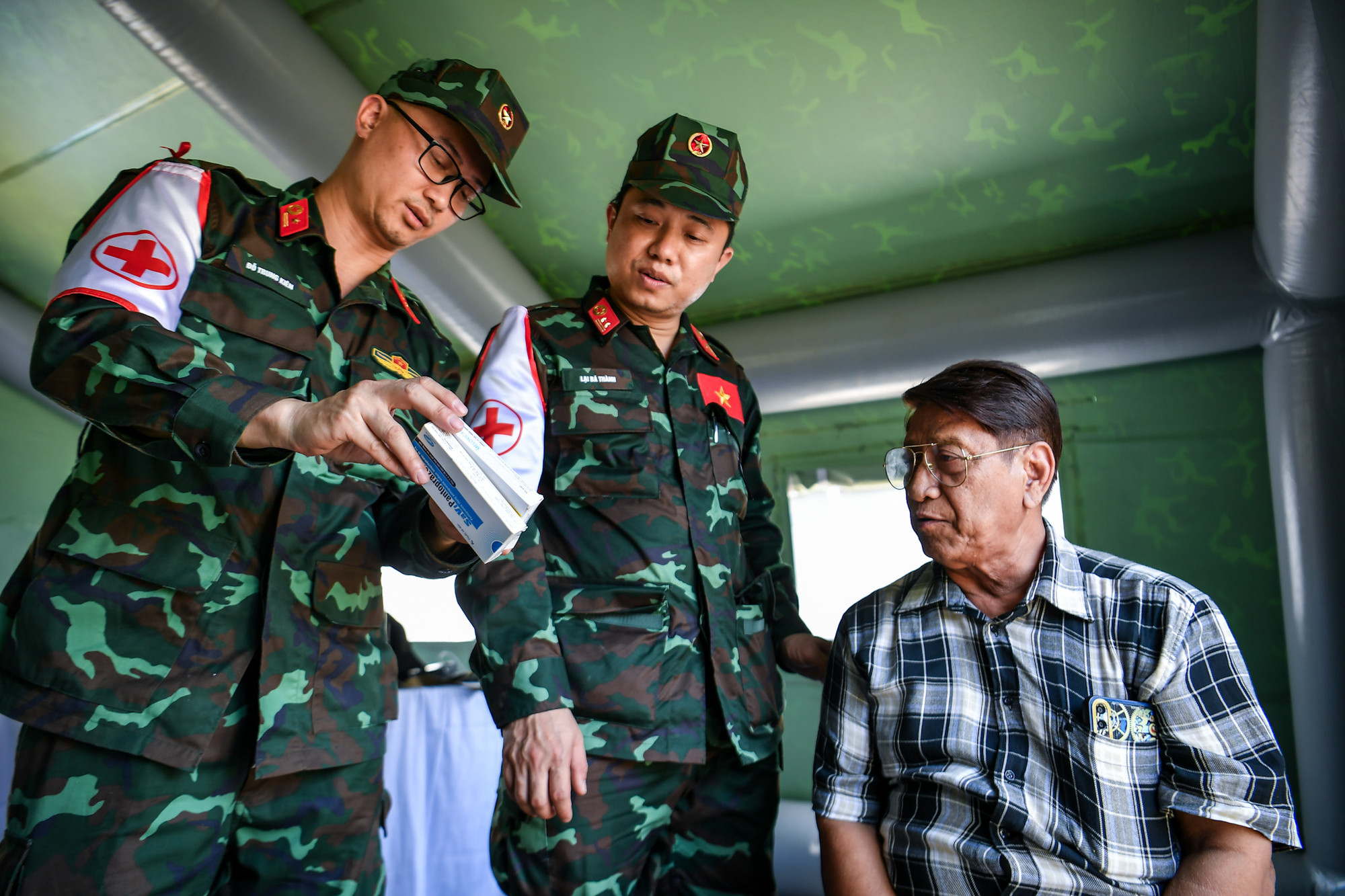 Trong khi đó, đội quân y tiếp tục khám, chữa bệnh, cấp thuốc miễn phí cho hàng chục lượt người dân ngay tại khu vực phía ngoài Bệnh viện Ottara Thiri. Những thầy thuốc Quân y Việt Nam đã để lại hình ảnh thật đẹp trong mắt người dân Myanmar.