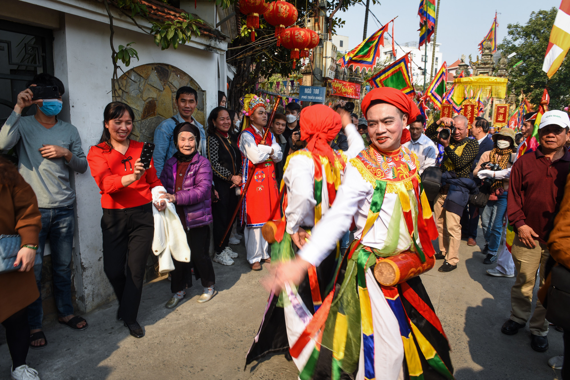 Các chàng trai làng Triều Khúc (xã Tân Triều, huyện Thanh Trì, Hà Nội) trong bộ quần áo mớ ba mớ bảy, má phấn môi son múa điệu “con đĩ đánh bồng” cuốn hút người xem.