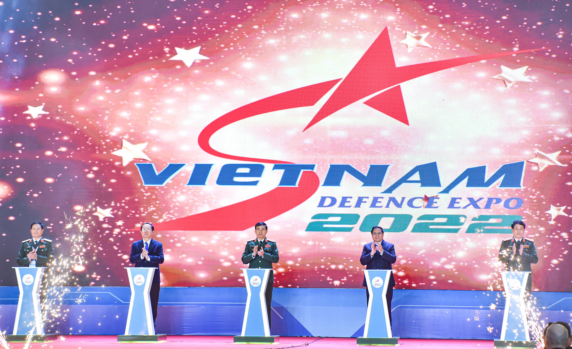 Thủ tướng Phạm Minh Chính và các đại biểu bấm nút khai mạc Triển lãm Quốc phòng quốc tế Việt Nam 2022.