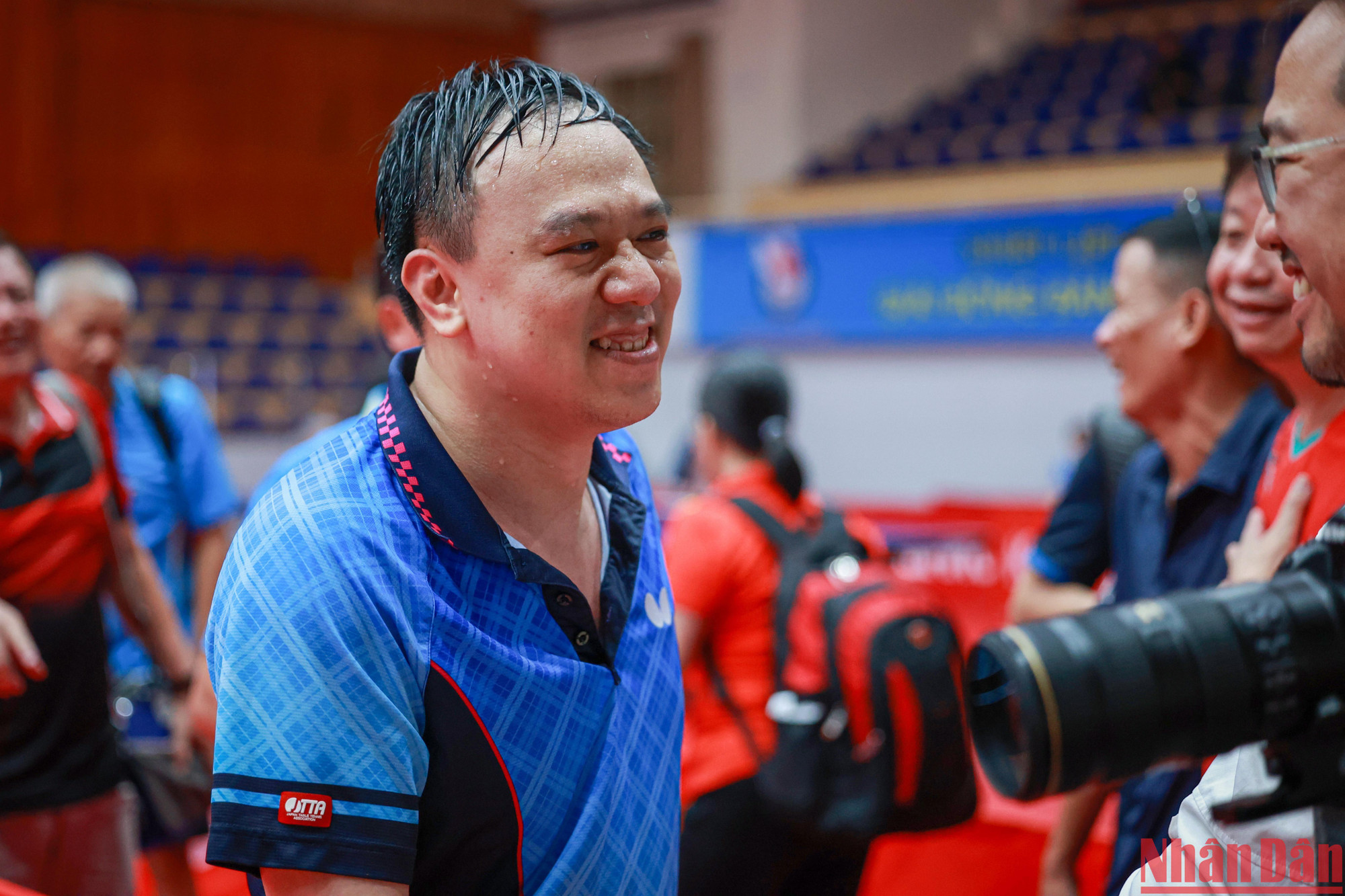 Nhà báo Việt Anh đơn vị Báo Nhân Dân chia vui cùng các đồng nghiệp sau khi giành chức vô địch.