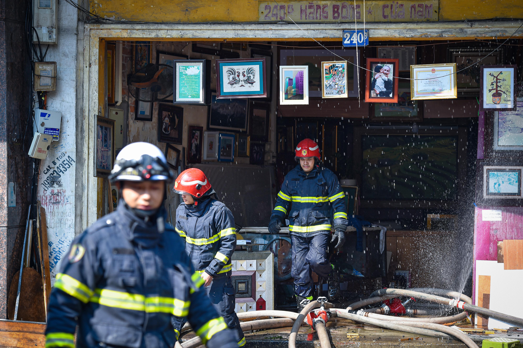 Đến 12 giờ đám cháy tại số nhà 240 Hàng Bông đã cơ bản được dập tắt.