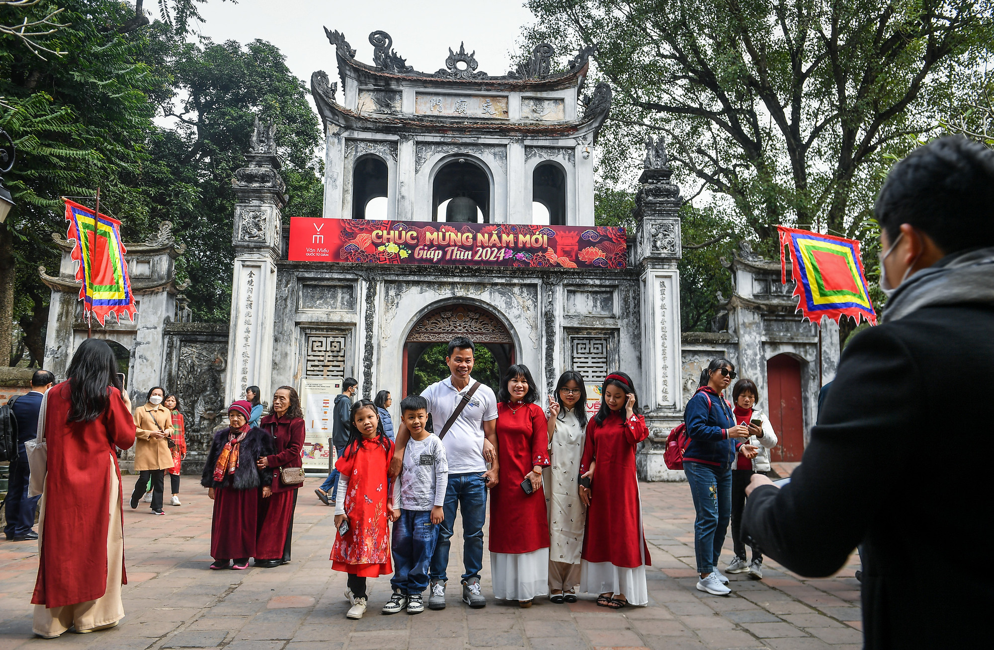 [Ảnh] Người Hà Nội rộn ràng du xuân ảnh 10