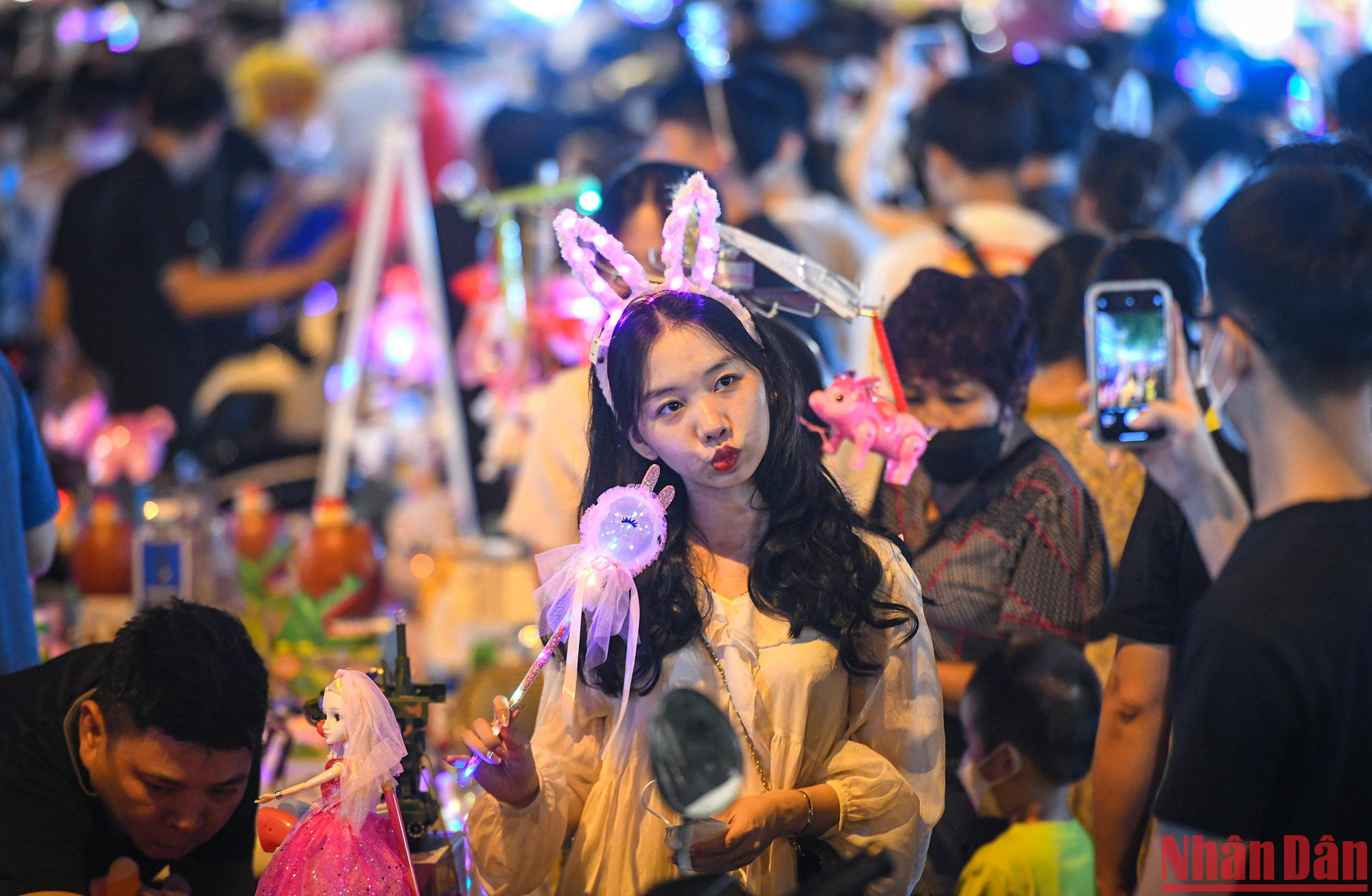 Nhiều bạn trẻ tìm đến phố Hàng Mã chỉ để “check in” một kiểu ảnh là mãn nguyện.