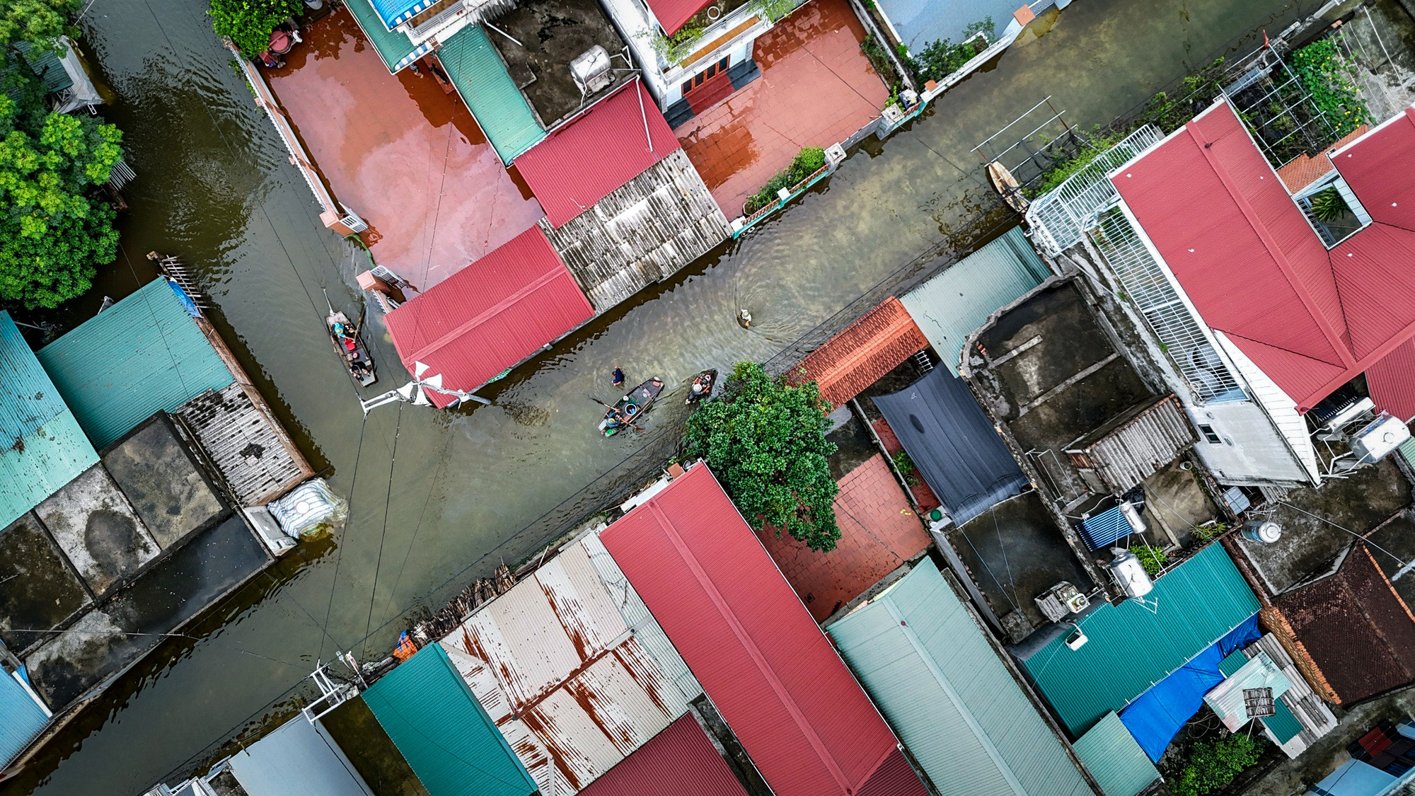 Các con đường trong xóm ngập sâu, việc đi lại phải dùng thuyền, sinh hoạt khó khăn. Các con đường trong xóm ngập sâu, việc đi lại phải dùng thuyền, sinh hoạt khó khăn.