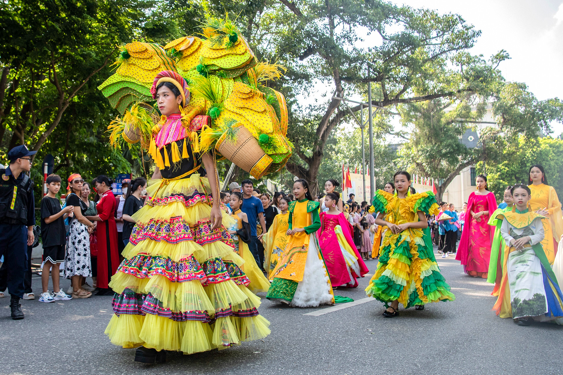 Các đoàn diễu hành nghệ thuật với các phần: Trình diễn trang phục "Mùa vàng bội thu" của các người mẫu, múa nghệ thuật, tái hiện cảnh thu hoạch lúa, vụ mùa bội thu của vở diễn Tinh hoa Bắc Bộ.