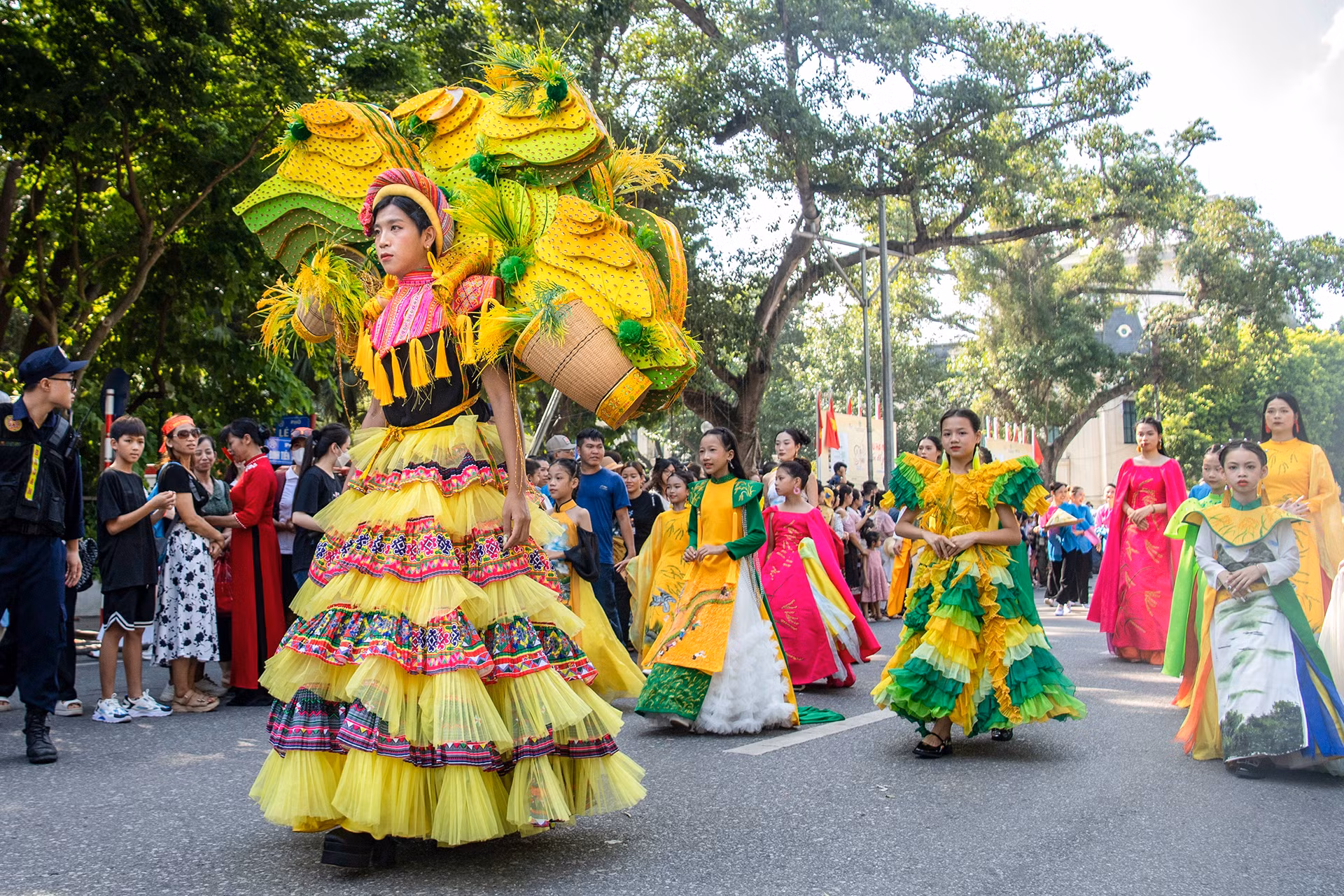 Các đoàn diễu hành nghệ thuật với các phần: Trình diễn trang phục "Mùa vàng bội thu" của các người mẫu, múa nghệ thuật, tái hiện cảnh thu hoạch lúa, vụ mùa bội thu của vở diễn Tinh hoa Bắc Bộ.