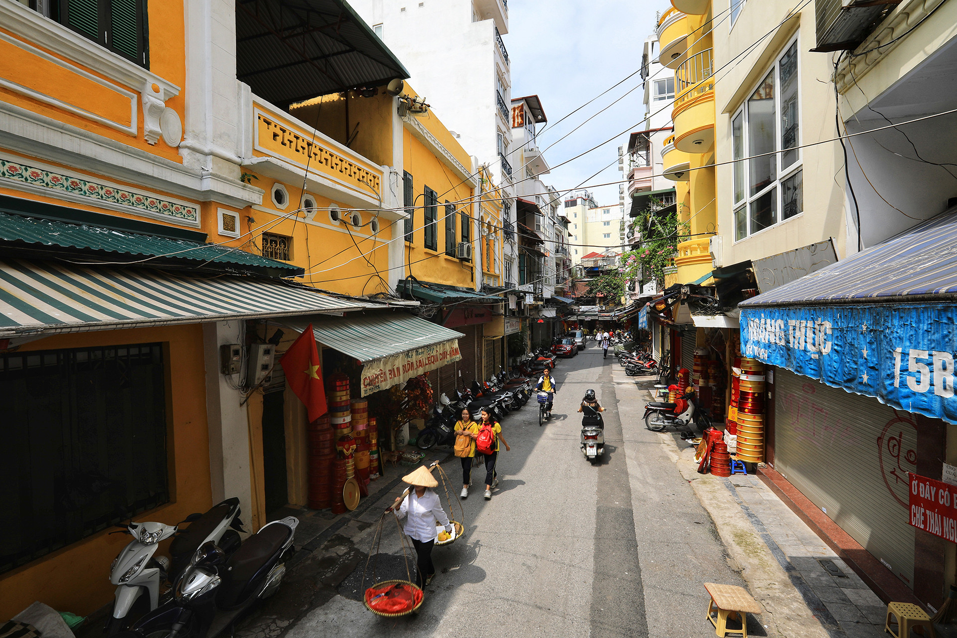 Với góc máy trên cao cả phố Tô Tịch như được thu lại thật đẹp dưới vạt nắng chiều tà, đâu đó là hình ảnh người gánh hàng rong, những em nhỏ học sinh tan học về, hay các cửa hàng buôn bán nhỏ trải dài cả con phố.