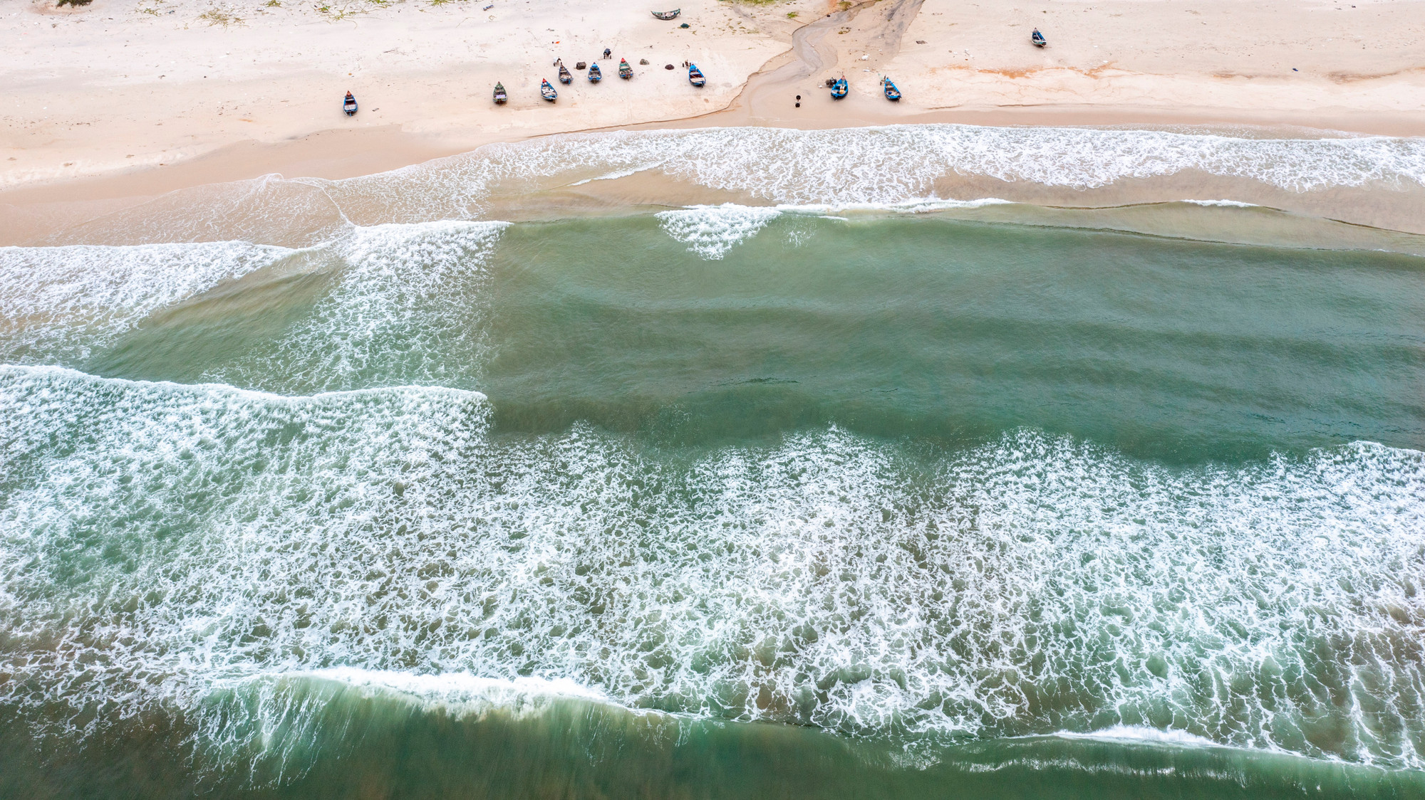 Cũng giống như Cửa Tùng và Cửa Việt, biển Vĩnh Thái xanh biếc màu ngọc bích, và đặc biệt trong những ngày trời đẹp...