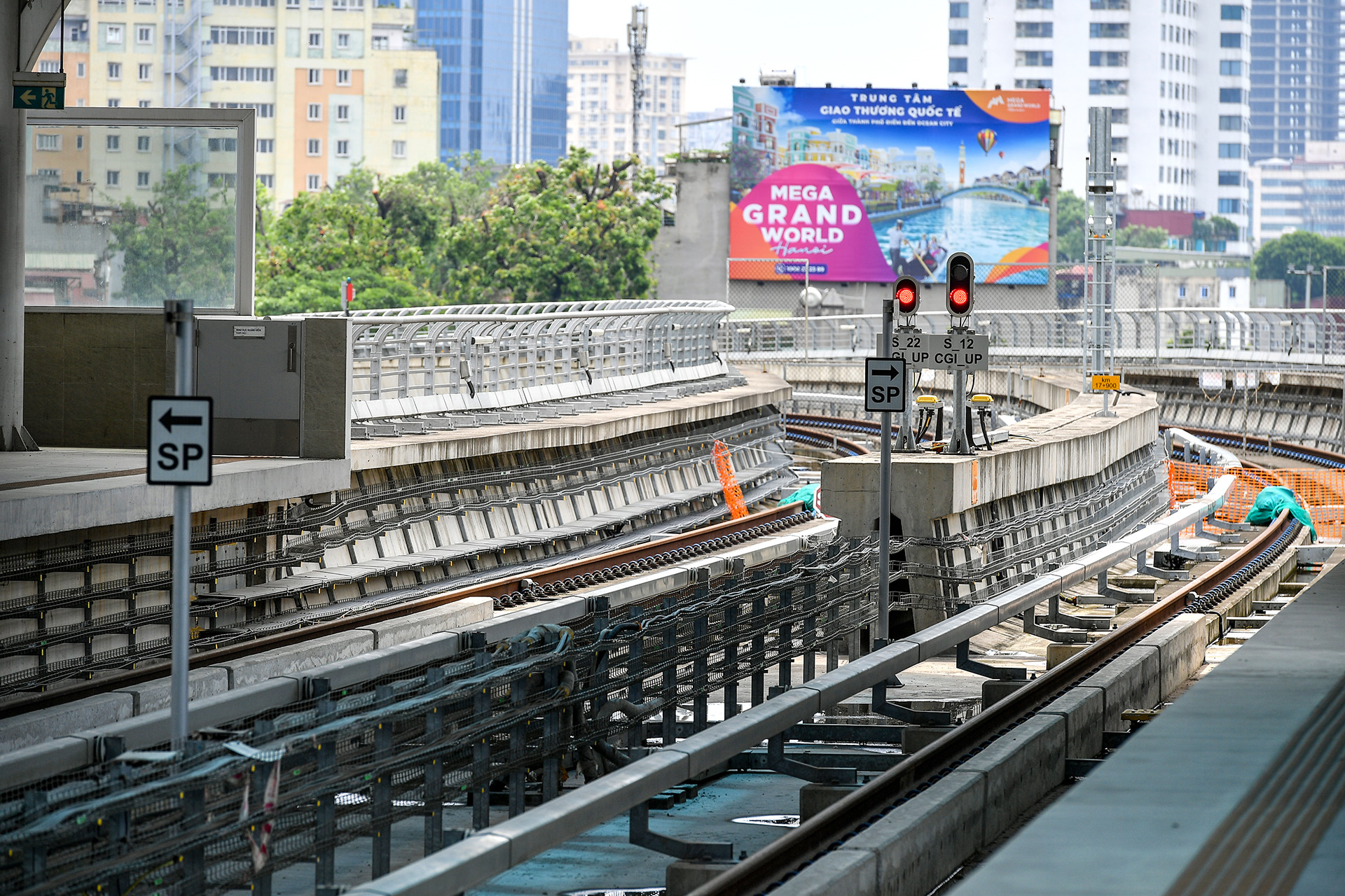 Dự án đường sắt đô thị Nhổn-ga Hà Nội đoạn trên cao nằm trên dải phân cách đường bộ, được hỗ trợ bằng 572 phiến dầm hình chữ U làm bằng bê tông cốt thép dự ứng lực. Những phiến dầm này có chiều dài 25m, chiều rộng 5,2m, với trọng lượng lên đến 157 tấn.